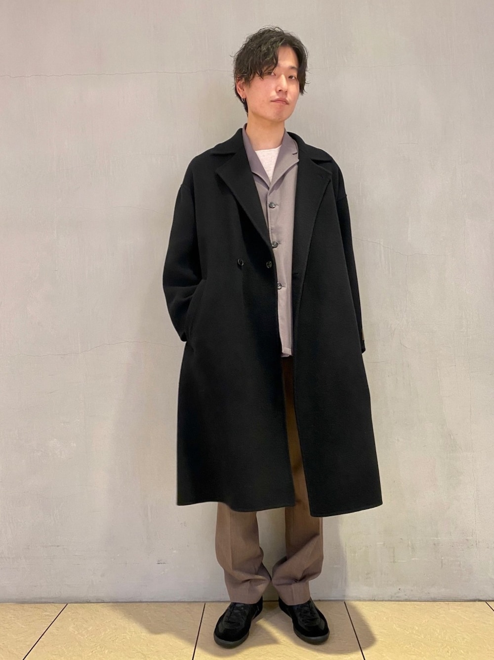 「Adam et Rope'、コートスタイル、お洒落さんとつながりたい、いいね、save、フォローお願いします🤑、冬コーデ、スニーカーコーデ、レイヤードスタイル、私の推しブランド、休日スタイル、オトナカジュアル」｜「ADAM ET ROPE'のウールカシミア オーバーサイズ セミダブルコート/UNISEX/マフラー付き（トレンチコート、ブラック系）」を使った、kumaさん（メンズ・179cm）の冬コーディネートの1枚目の写真