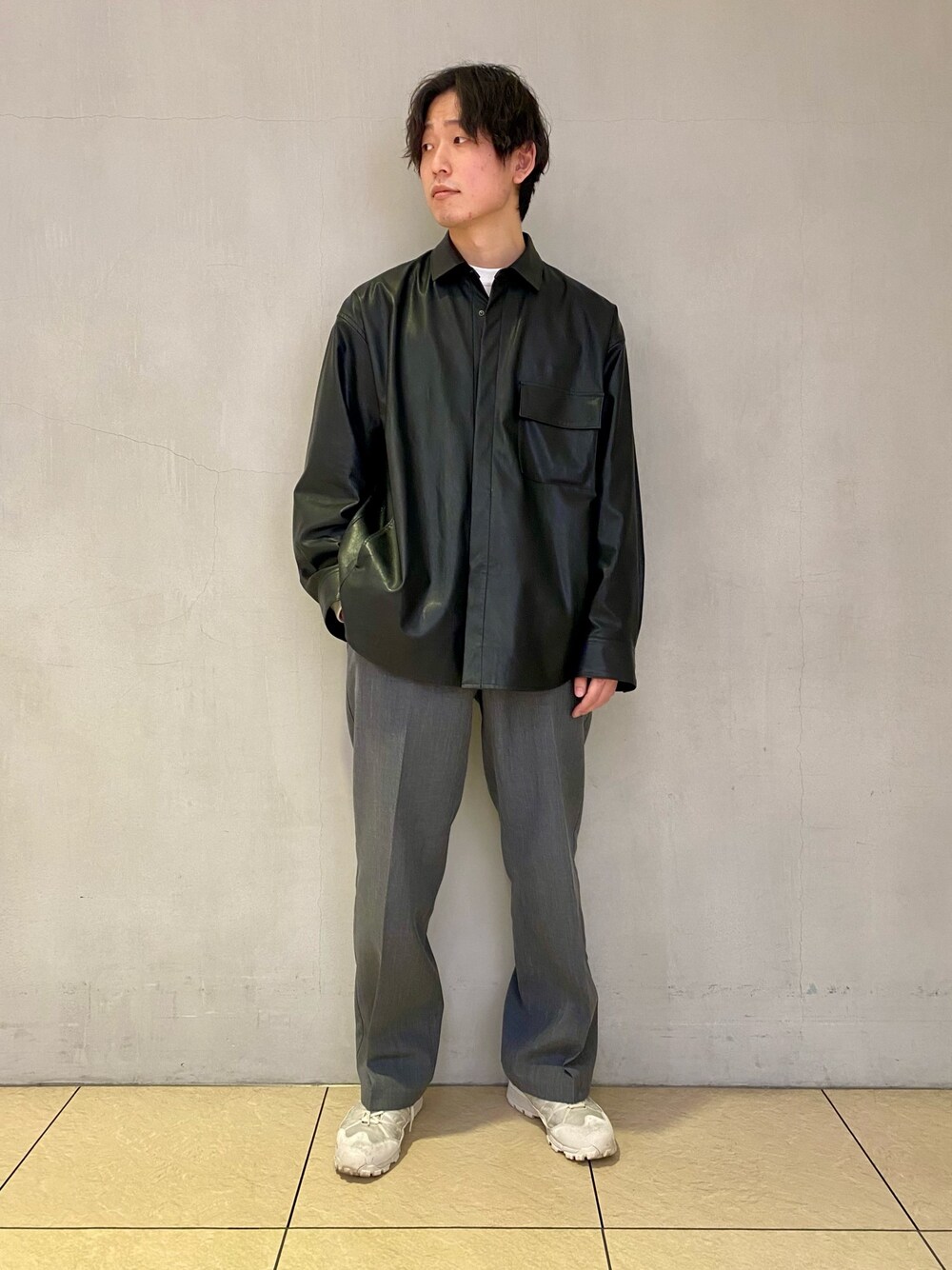 「シンプル、レザー、休日スタイル、きれいめカジュアル、アダムエロペ(ADAM ET ROPE')、Adam et Rope'、春コーデ、シャツスタイル、いいね、save、フォローお願いします🤑、チョコ色に染まれ」｜「steinのアイテム（その他アウター、ブラック系）」を使った、kumaさん（メンズ・179cm）の冬コーディネートの1枚目の写真