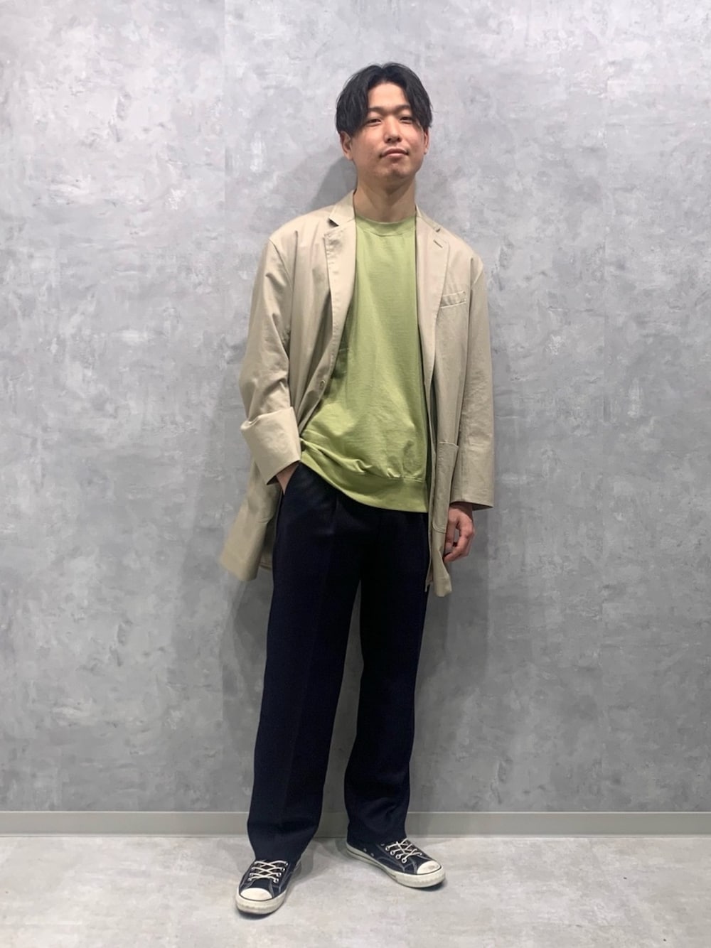 「スニーカー、スラックス、スニーカーコーデ、アダムエロペ(ADAM ET ROPE')、Adam et Rope'、今日のコーデ、オトナカジュアル、お洒落さんとつながりたい、はるコーデ、いいね、save、フォローお願いします🤑」｜「ADAM ET ROPE'のヴィンテージツイルチェスターコート（チェスターコート、ベージュ系）」を使った、kumaさん（メンズ・179cm）の春コーディネートの1枚目の写真