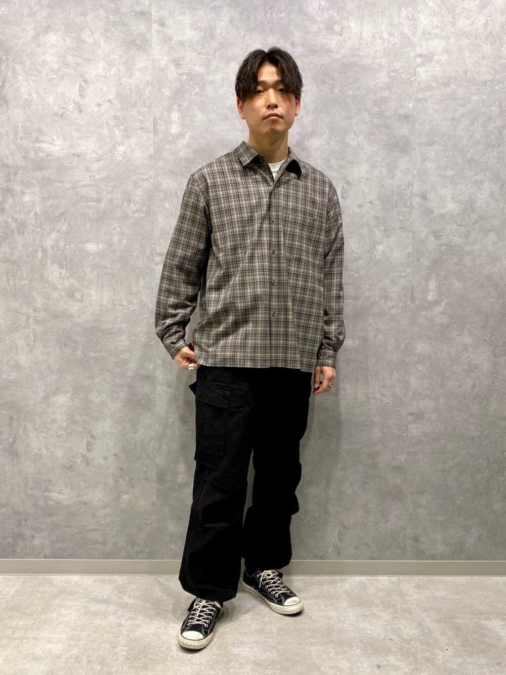 ブラック系のシャツ/ブラウス、ブラック系のカーゴパンツ、ブラック系のスニーカーを着用したメンズの春コーディネートの1枚目の写真