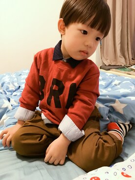 「petit main（プティマイン）のアイテム（チノパンツ）」を使った、Hymn Babyさん（キッズ・100cm）の春コーディネート