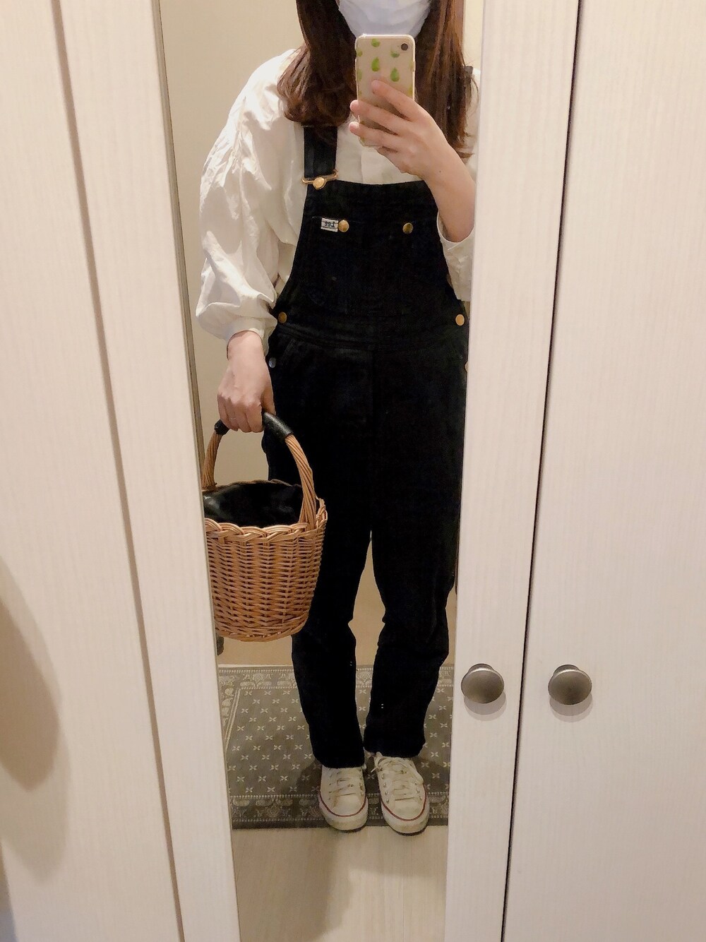 ブラック系のサロペット/オーバーオール、ブラック系のかごバッグ、ホワイト系のスニーカーを着用したレディースの夏コーディネートの1枚目の写真