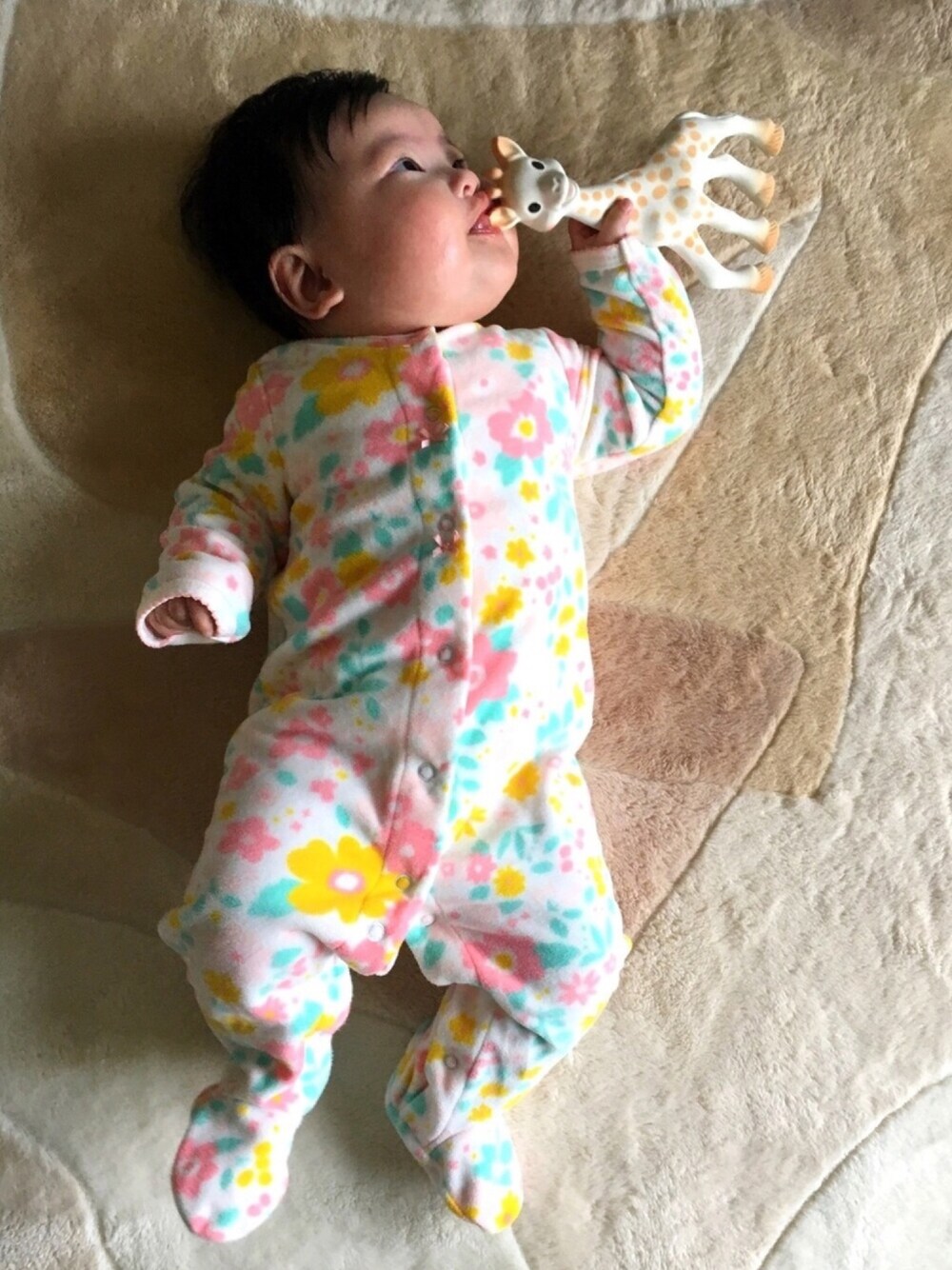 「carter's、フリース、カバーオール、花柄、０歳、女の子、60cm、女の子ベビー、ベビーコーデ、キリンのソフィ」｜「Carter'sのアイテム（ロンパース、その他）」を使った、Tommy☆さん（キッズ・60cm）の秋コーディネートの1枚目の写真