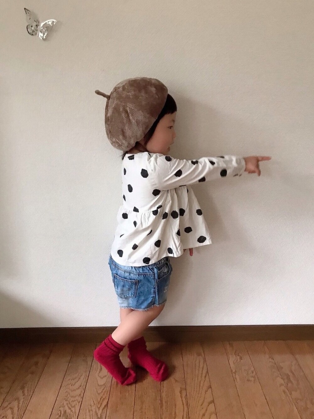 ホワイト系のシャツ/ブラウス、ブルー系のデニムパンツ、その他のソックス/靴下を着用したキッズの春コーディネートの1枚目の写真