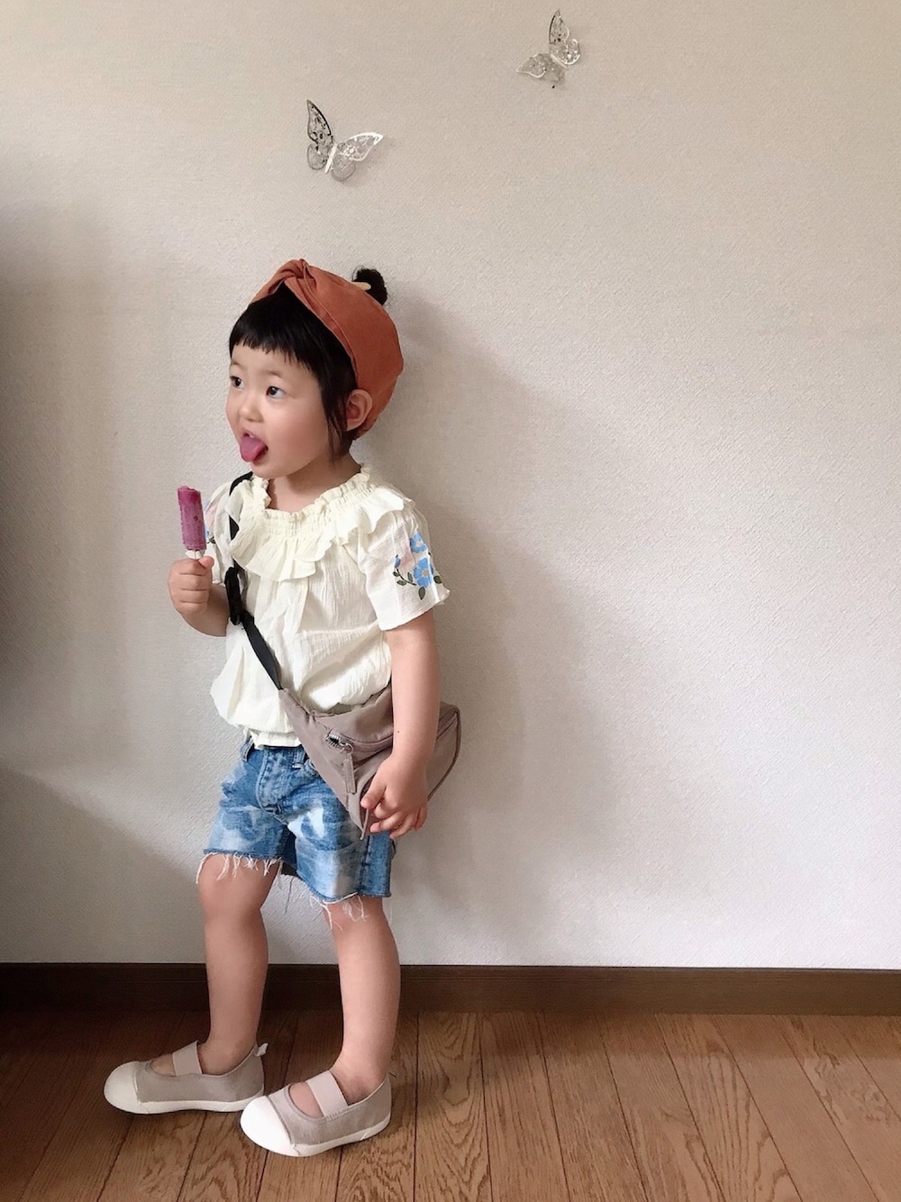 ホワイト系のシャツ/ブラウス、ブルー系のデニムパンツ、ベージュ系のモカシン/デッキシューズを着用したキッズの春コーディネートの1枚目の写真