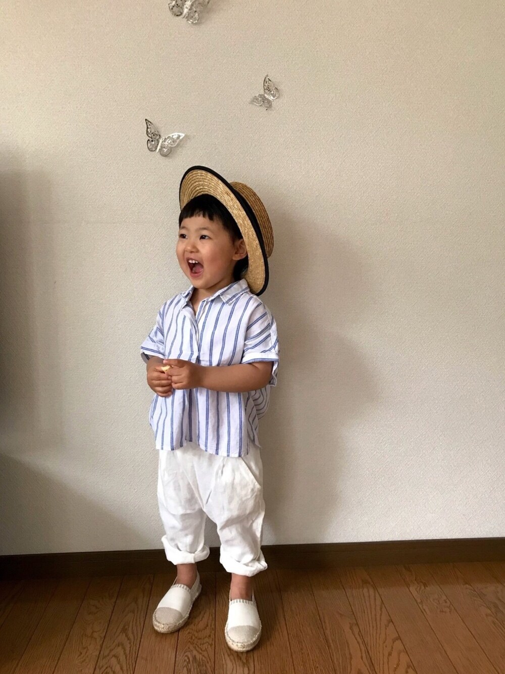 その他のシャツ/ブラウス、ホワイト系のその他パンツ、ホワイト系のスリッポンを着用したキッズの春コーディネートの1枚目の写真