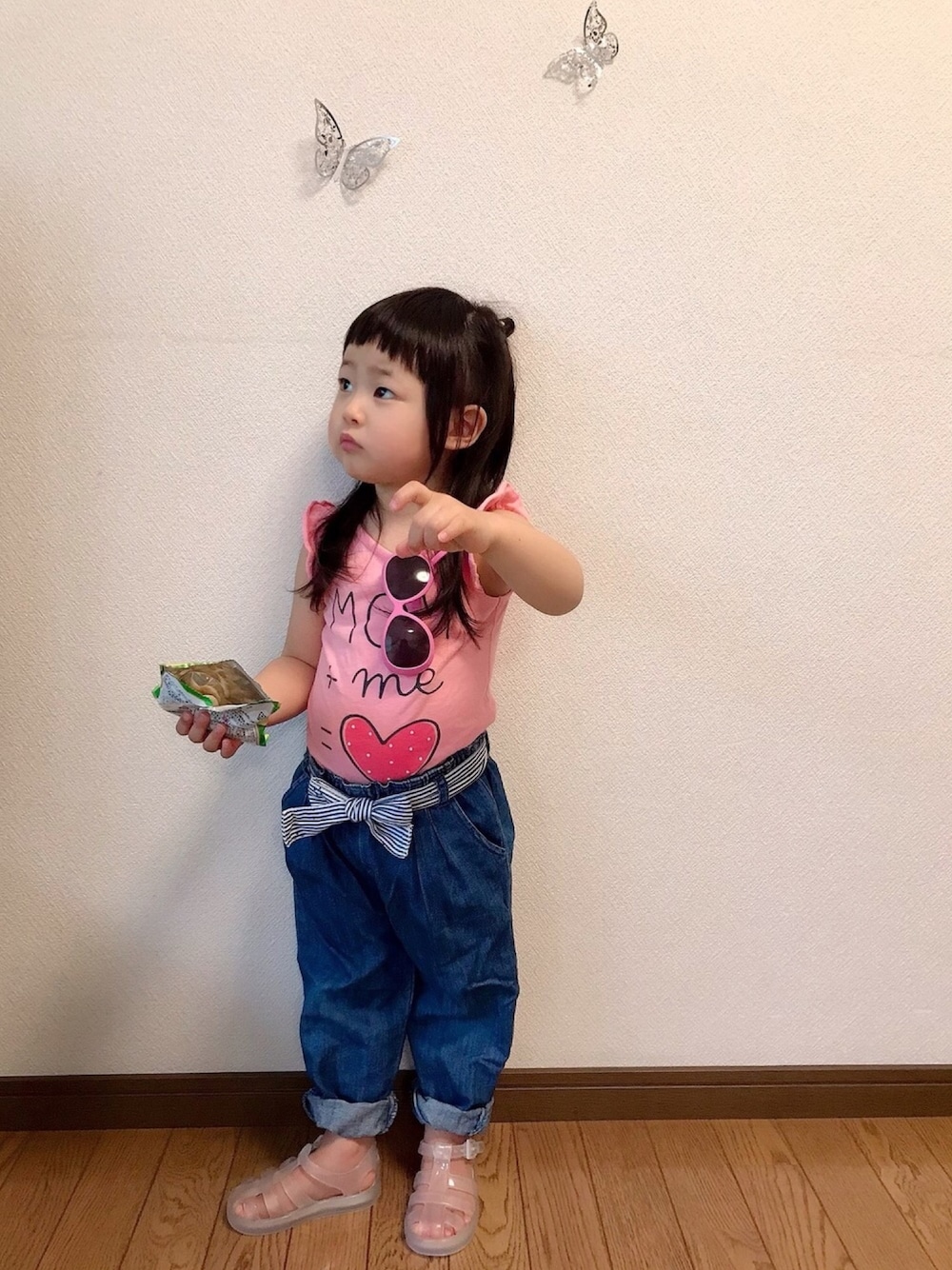 ブルー系のデニムパンツ、ホワイト系のサンダル、ピンク系のロンパースを着用したキッズの春コーディネートの1枚目の写真