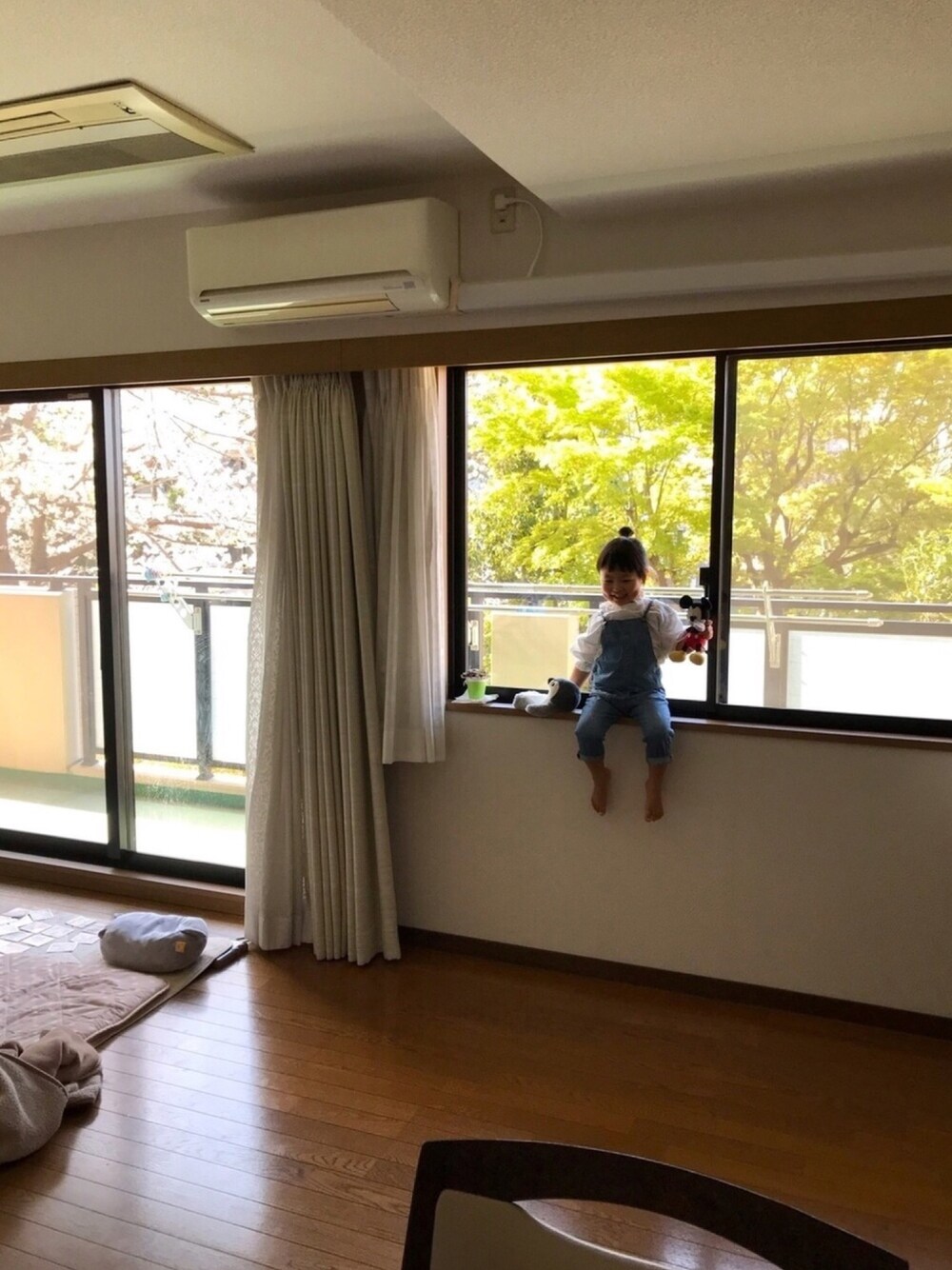 ブルー系のサロペット/オーバーオール、ホワイト系のシャツ/ブラウス、ブルー系のカチューシャを着用したキッズの春コーディネートの1枚目の写真