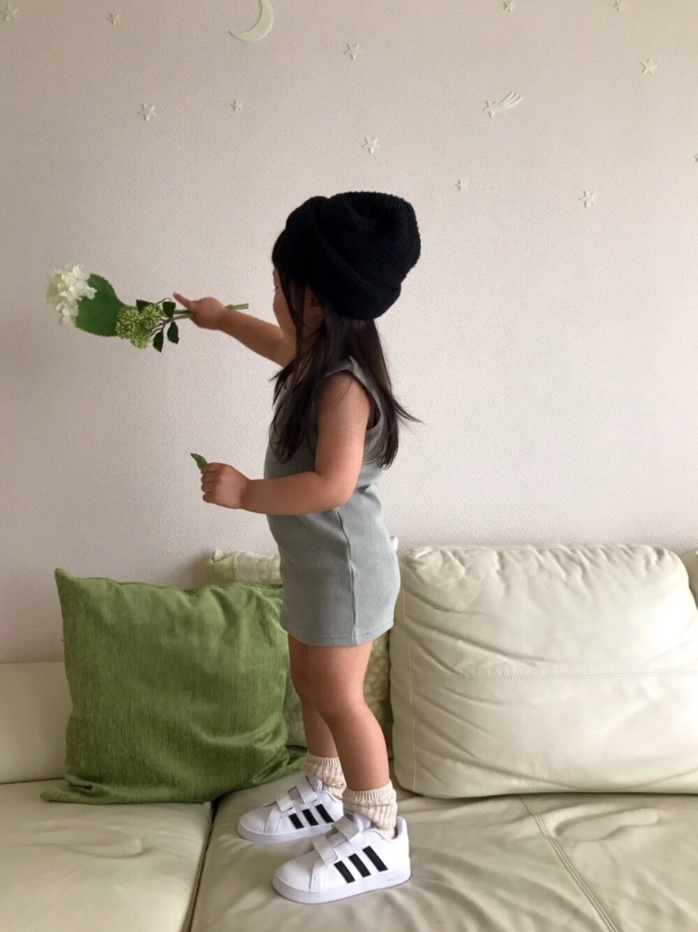 グリーン系のタンクトップ、ホワイト系のスニーカー、その他のソックス/靴下を着用したキッズの夏コーディネートの1枚目の写真