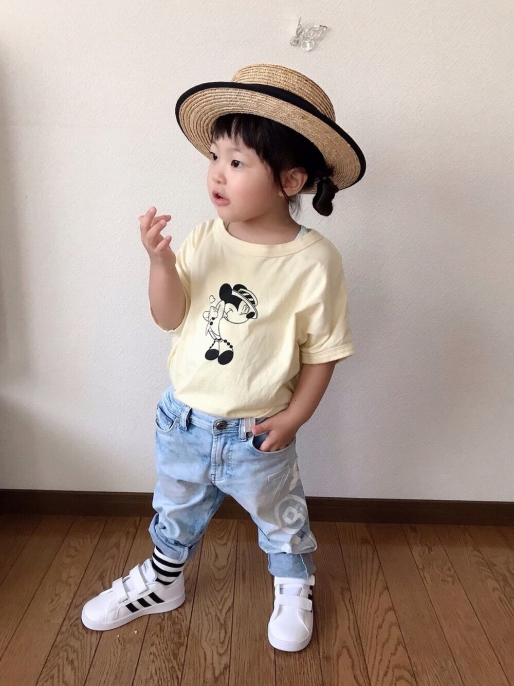 イエロー系のTシャツ/カットソー、ブルー系のデニムパンツ、ホワイト系のスニーカーを着用したキッズの夏コーディネートの1枚目の写真