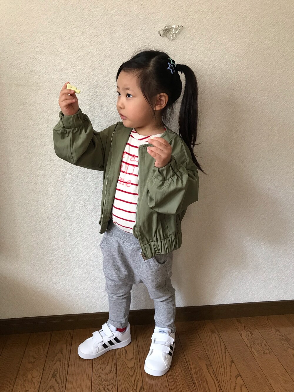 グリーン系のブルゾン、ホワイト系のスウェット、グレー系のその他パンツを着用したキッズの秋コーディネートの1枚目の写真