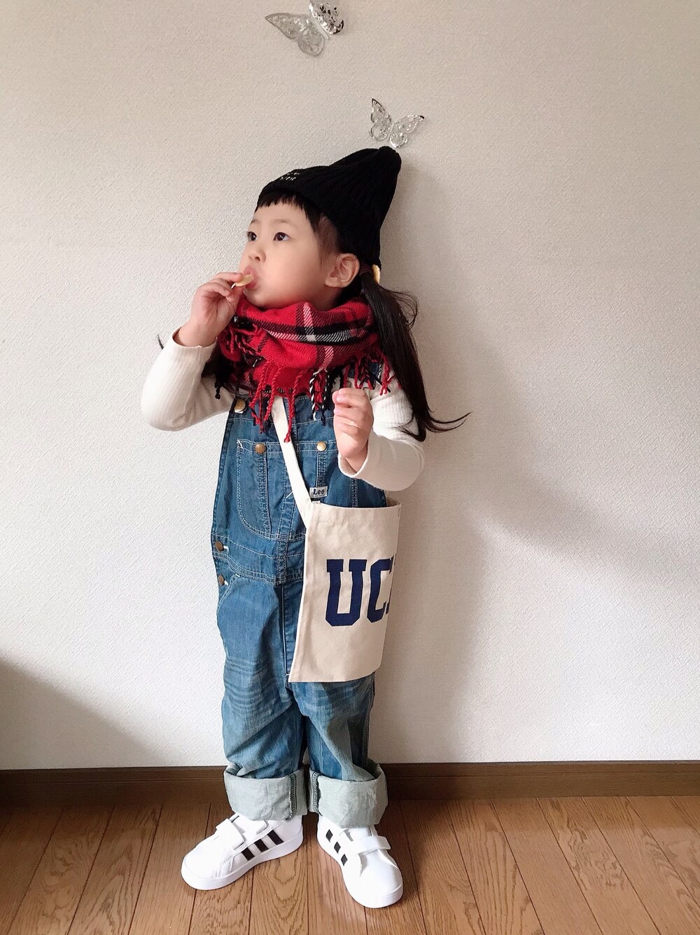 ホワイト系のその他トップス、ブルー系のサロペット/オーバーオール、ホワイト系のスニーカーを着用したキッズの秋コーディネートの1枚目の写真