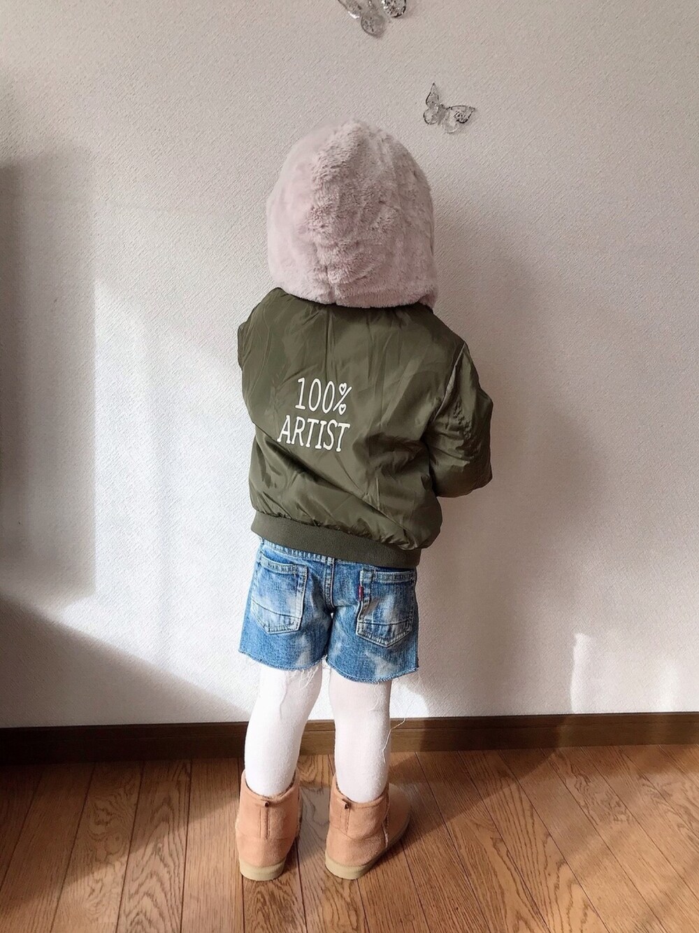 「グリーンフェス❶❶、カジュアルコーデ、ブルゾン、ボアジャケット、ロゴ、デニムショートパンツ、ムートンブーツ、3歳、女の子、キッズコーデ」｜「ZARA KIDSのアイテム（ミリタリージャケット、グリーン系）」を使った、Tommy☆さん（キッズ・90cm）の冬コーディネートの1枚目の写真