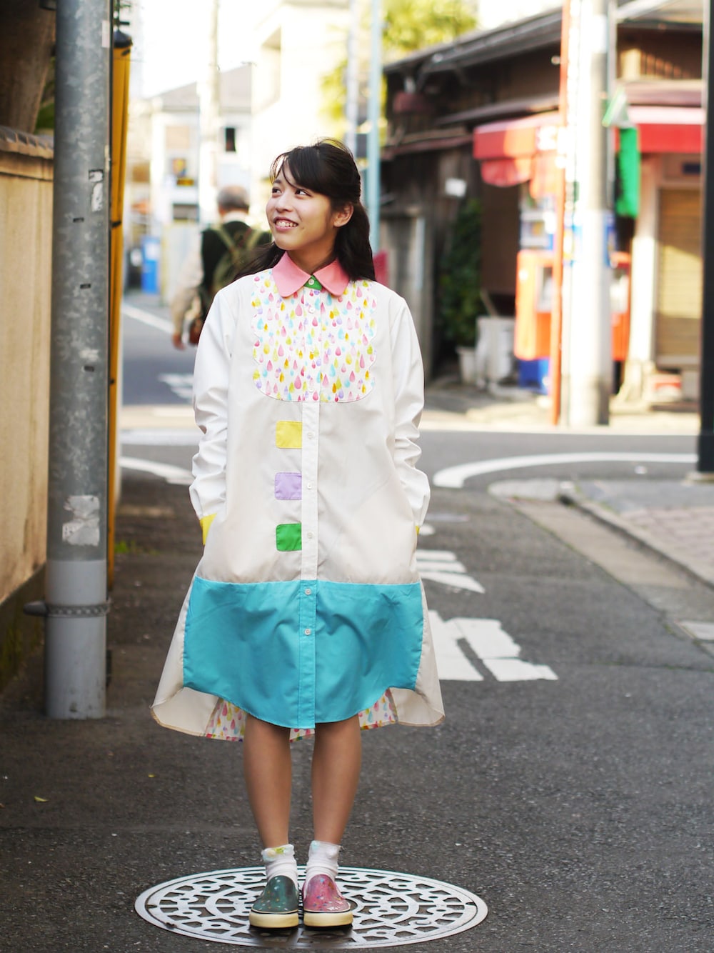 「ワンピース、ロングシャツ、休日スタイル、スリッポン、白ソックス、シャツワンピ、春コーデ、背中あき、NIRAME.CO」｜「NIRAME.COのパカテルカラーしゃつ　ネイビーボーダー（ワンピース、その他）」を使った、NIRAME.COさん（レディース・147cm）の春コーディネートの1枚目の写真
