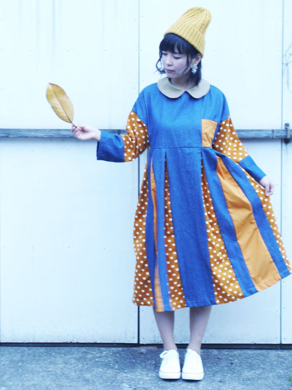 「ワンピース、ニット帽、ドット、デニムシャツ、デニムワンピース、オールスター、からし色、ワンピース×スニーカー、秋コーデ、NIRAME.CO」｜「NIRAME.COのデコめれんげワンピ　～宇宙×ドット～（ワンピース、その他）」を使った、NIRAME.COさん（レディース・154cm）の夏コーディネートの1枚目の写真