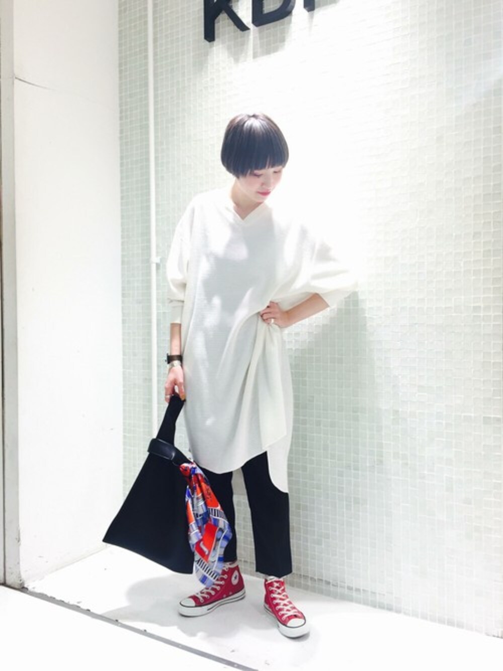「テーパードパンツ、スニーカー、コンバース、ワンピース、KBF、モノトーン、レイヤードスタイル、シンプルコーデ、ショッピングバッグ」｜「KBFのKBF テーパードパンツ（その他パンツ、ブラック系）」を使った、momoさん（レディース・162cm）の冬コーディネートの1枚目の写真