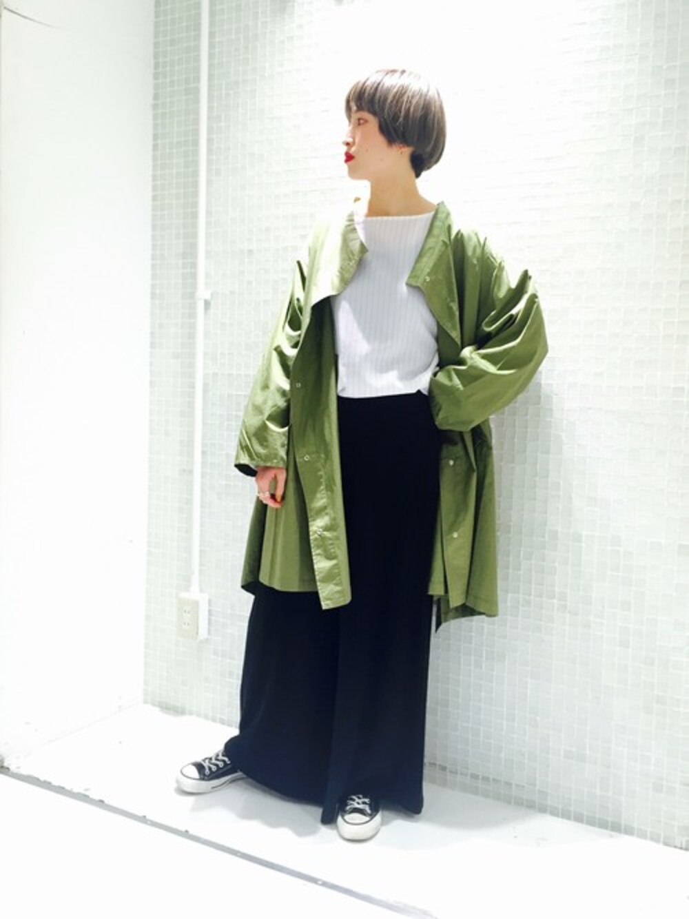「スニーカー、ミリタリー、カジュアル、シンプル、リブパンツ、KBF、モノトーン、スプリングコート、春コーデ」｜「KBFのKBF BIG BIG コート（その他アウター、グリーン系）」を使った、momoさん（レディース・162cm）の冬コーディネートの1枚目の写真