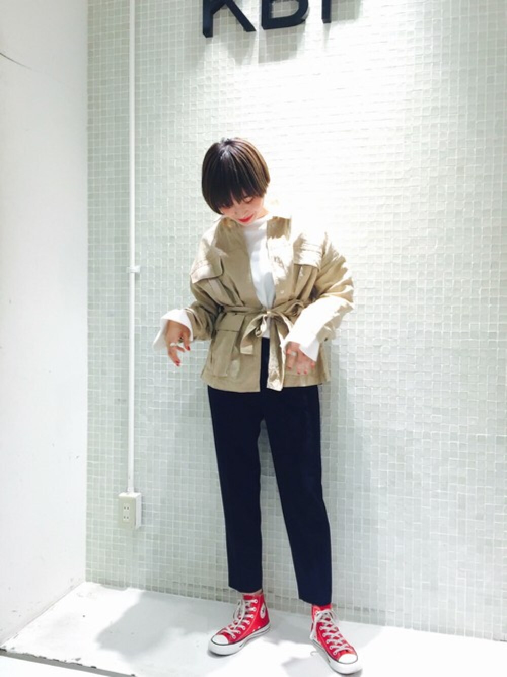 「テーパードパンツ、スニーカー、ジャケット、コンバース、KBF、オーバーサイズ、リネン、きれいめカジュアル、はるコーデ」｜「KBFのKBF スリムパンツ（その他パンツ、ブルー系）」を使った、momoさん（レディース・162cm）の春コーディネートの1枚目の写真