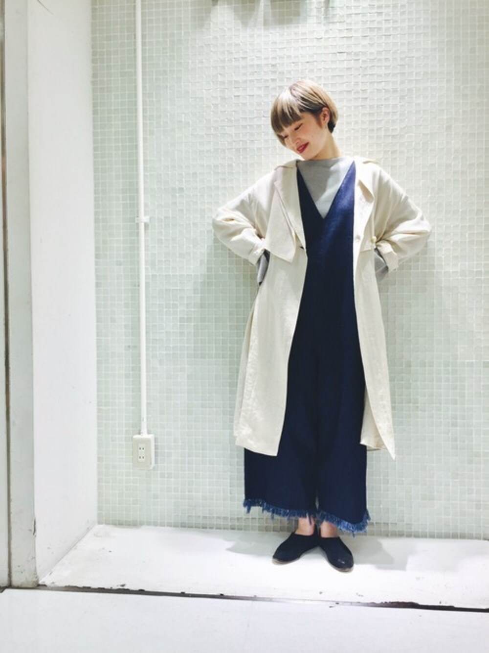 「デニム、ビッグシルエット、トレンチコート、サロペット、KBF、ロングコート、大人カジュアル、ラフ、シンプルコーデ」｜「KBFのKBF シアートレンチ（トレンチコート、ホワイト系）」を使った、momoさん（レディース・162cm）の春コーディネートの1枚目の写真