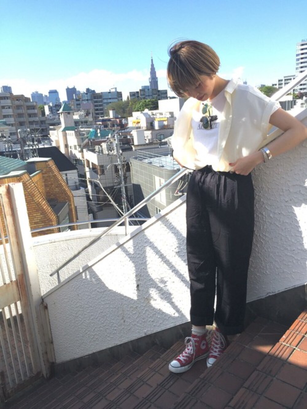 「スニーカー、コンバース、ロゴT、KBF、サングラス、ワイドパンツ、イージーパンツ、シャツスタイル、夏コーデ、シルバーアクセサリー」｜「KBFのKBF ADDICT TEE（Tシャツ/カットソー、ホワイト系）」を使った、momoさん（レディース・162cm）の春コーディネートの1枚目の写真