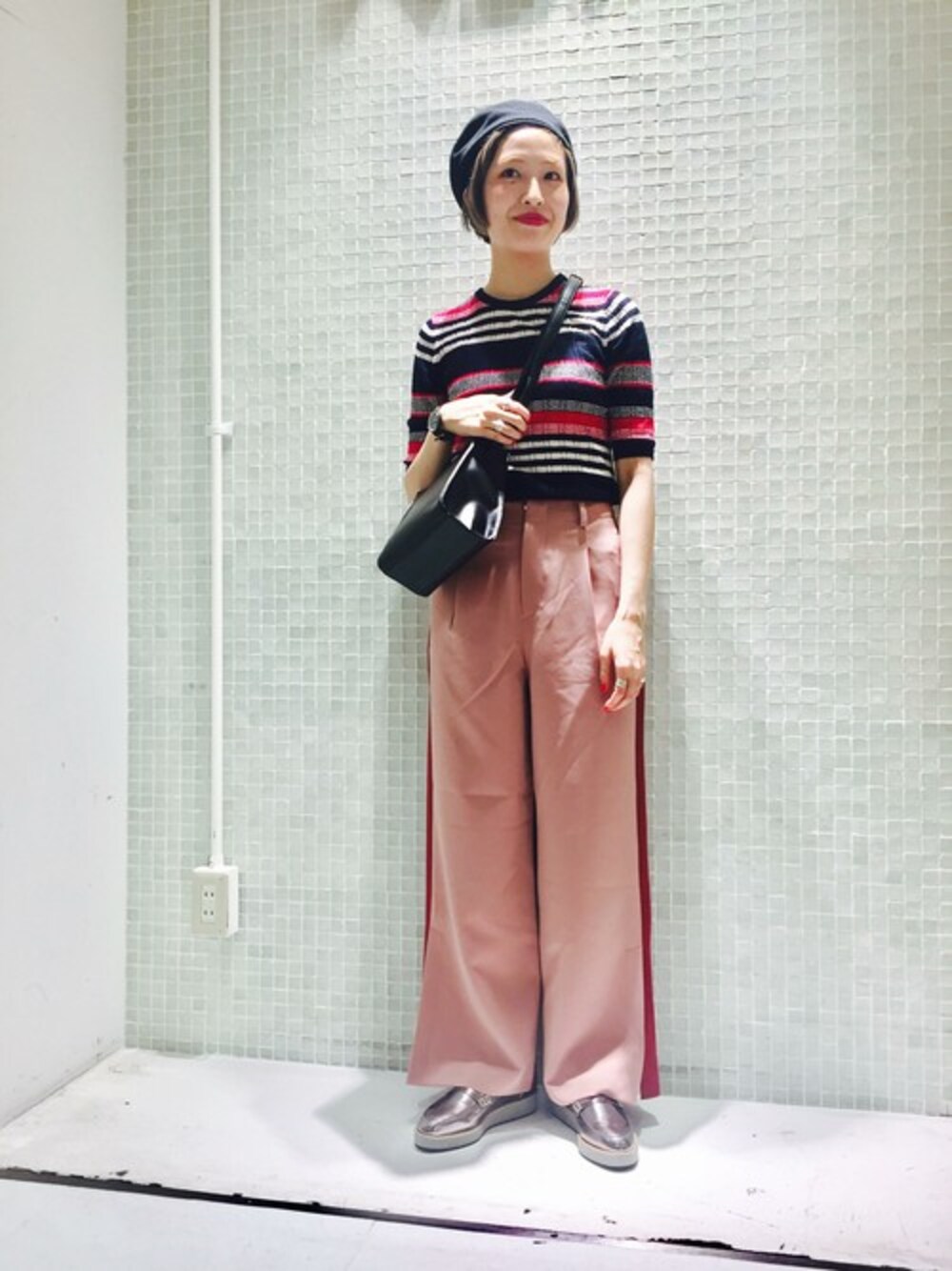 「ボーダー、ピンク、ベレー帽、ローファー、KBF、レトロ、トラックパンツ、サマーニット」｜「KBFのKBF マルチボーダーニット（ニット/セーター、ピンク系）」を使った、momoさん（レディース・162cm）の春コーディネートの1枚目の写真