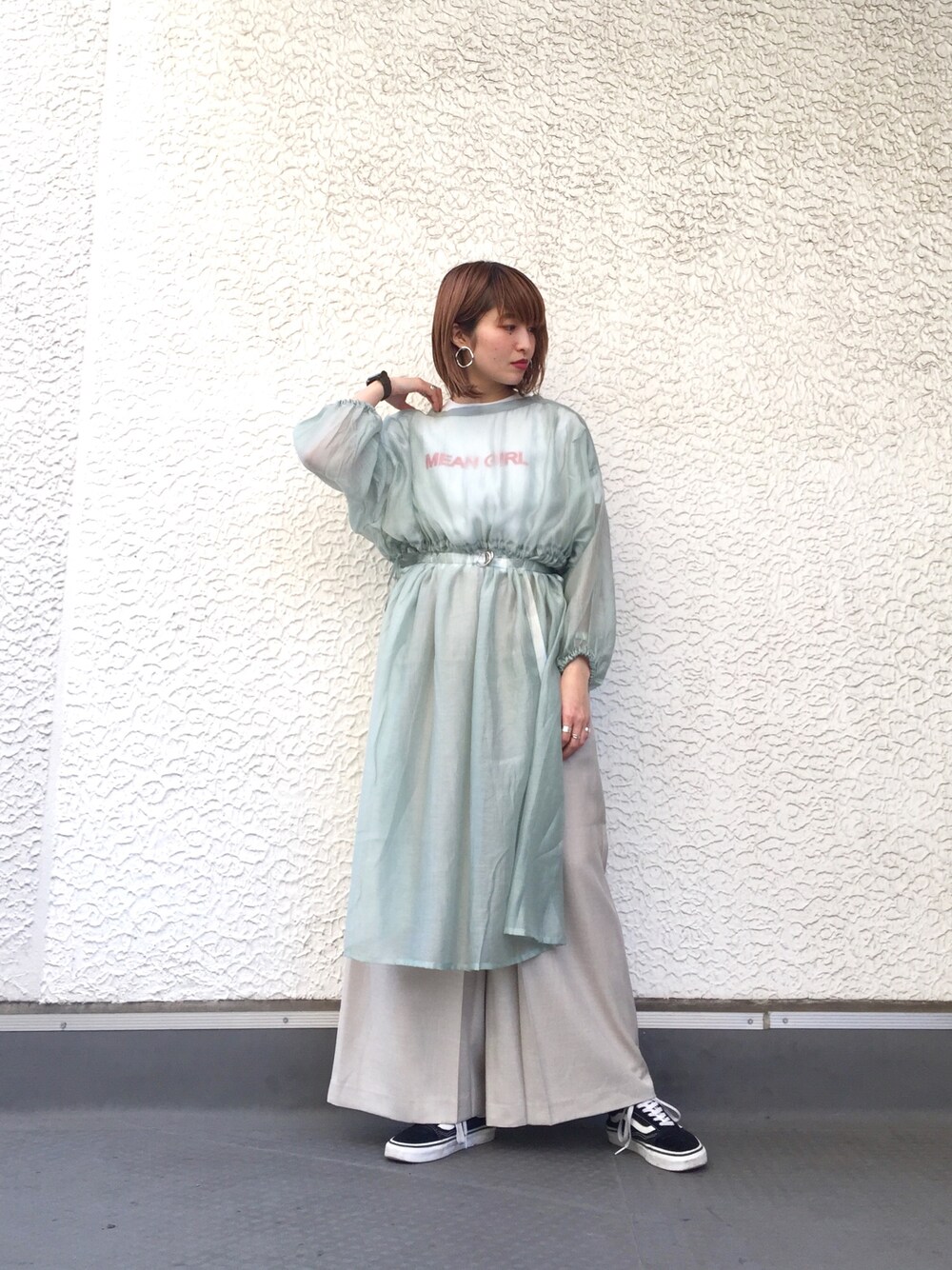 「春コーデ、レイヤードスタイル、シンプル、KBF、VANS、シースルー、ワンピース、ロゴT、ワイドパンツ」｜「KBFのサイドスリットギャザードレス（ワンピース、グリーン系）」を使った、momoさん（レディース・162cm）の春コーディネートの1枚目の写真