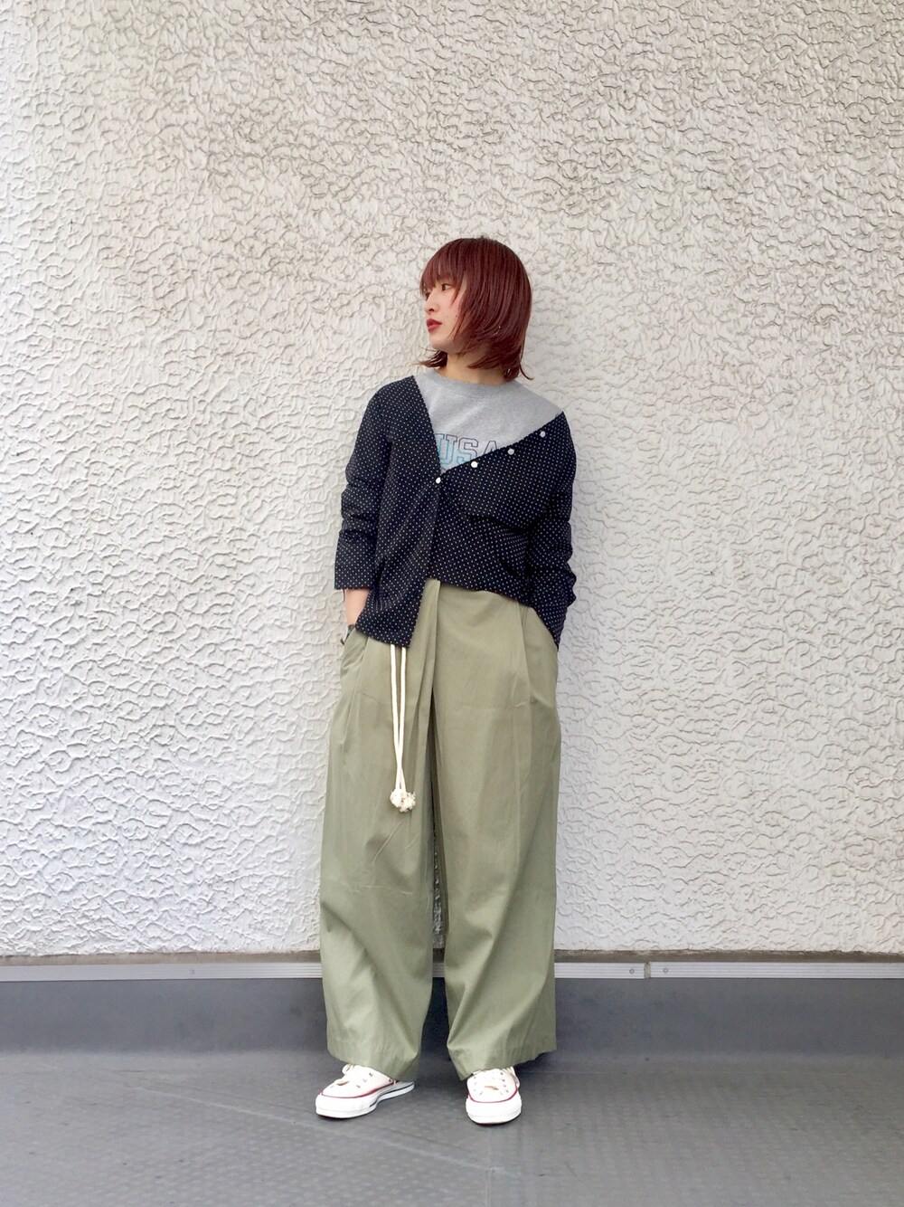 「春コーデ、ストリート、スニーカー、KBF、Champion、converse、ドット、ブラウス、ロゴT、カーゴパンツ」｜「KBFのドットプリントVネックブラウス（シャツ/ブラウス、ブラック系）」を使った、momoさん（レディース・162cm）の春コーディネートの1枚目の写真