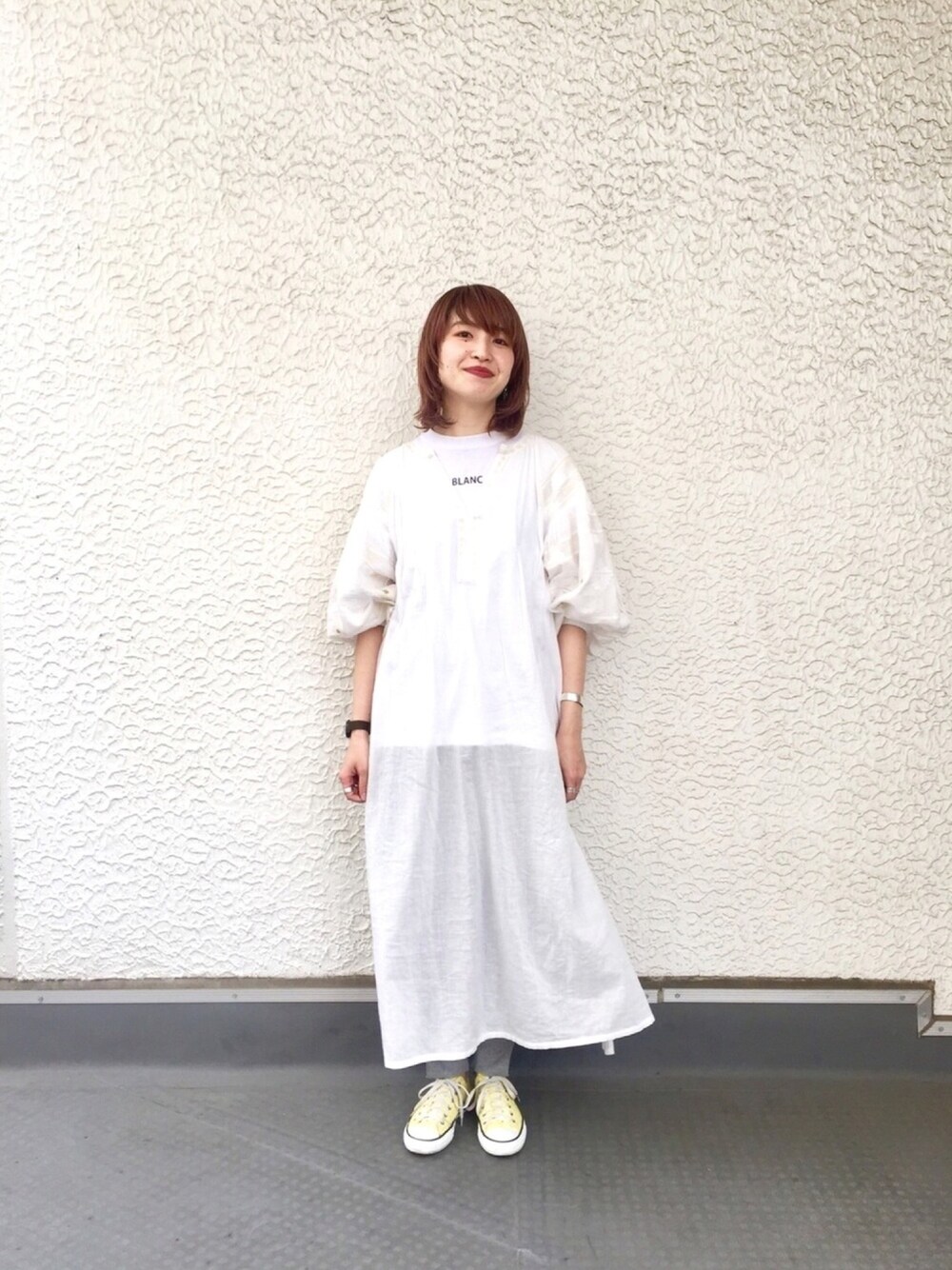 「春コーデ、スニーカーコーデ、ゆるコーデ、ワンピース、刺繍、ワントーンコーデ、白、レギンス、袖ボリューム、コンバース」｜「KBFのインド刺繍サイドスリットワンピース（ワンピース、ホワイト系）」を使った、momoさん（レディース・162cm）の春コーディネートの1枚目の写真