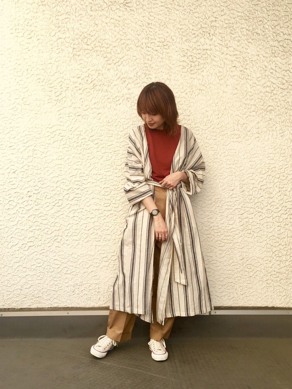 「オトナカジュアル、ootd、KBF、ガウン、ワントーンコーデ、ベージュ、チノパン、スニーカーコーデ、コンバース、ストライプ」｜「KBFのタックスリーブTEE（Tシャツ/カットソー、ブラウン系）」を使った、momoさん（レディース・162cm）の春コーディネートの1枚目の写真