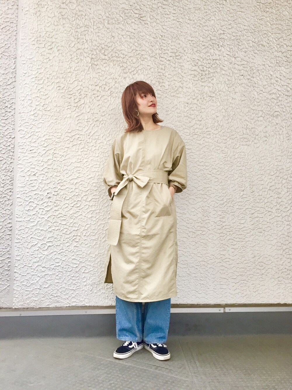 「ootd、シンプル、KBF、ワンピース、ワンピース×スニーカー、レイヤードスタイル、デニム、スニーカー、VANS、オールドスクール」｜「KBFのボートネックスクエアワンピース（ワンピース、ベージュ系）」を使った、momoさん（レディース・162cm）の春コーディネートの1枚目の写真