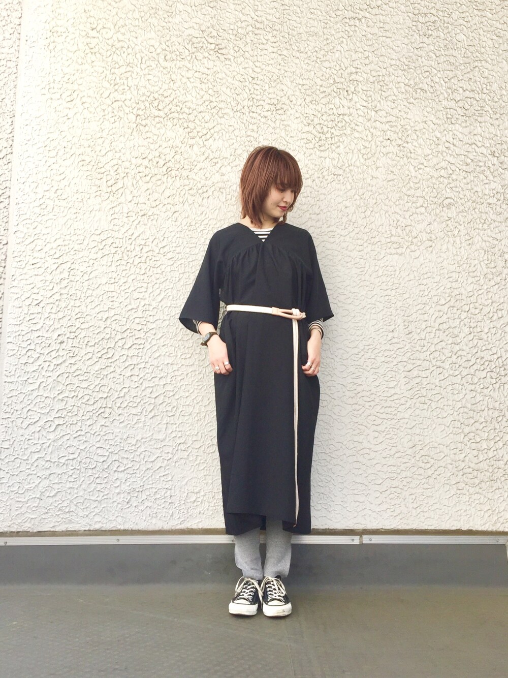 「シンプル、ゆるコーデ、黒、KBF、ワンピース、レギンス、ボーダー、ロープベルト、コンバース」｜「KBFのVネックワイドスクエアーワンピース（ワンピース、ブラック系）」を使った、momoさん（レディース・162cm）の春コーディネートの1枚目の写真
