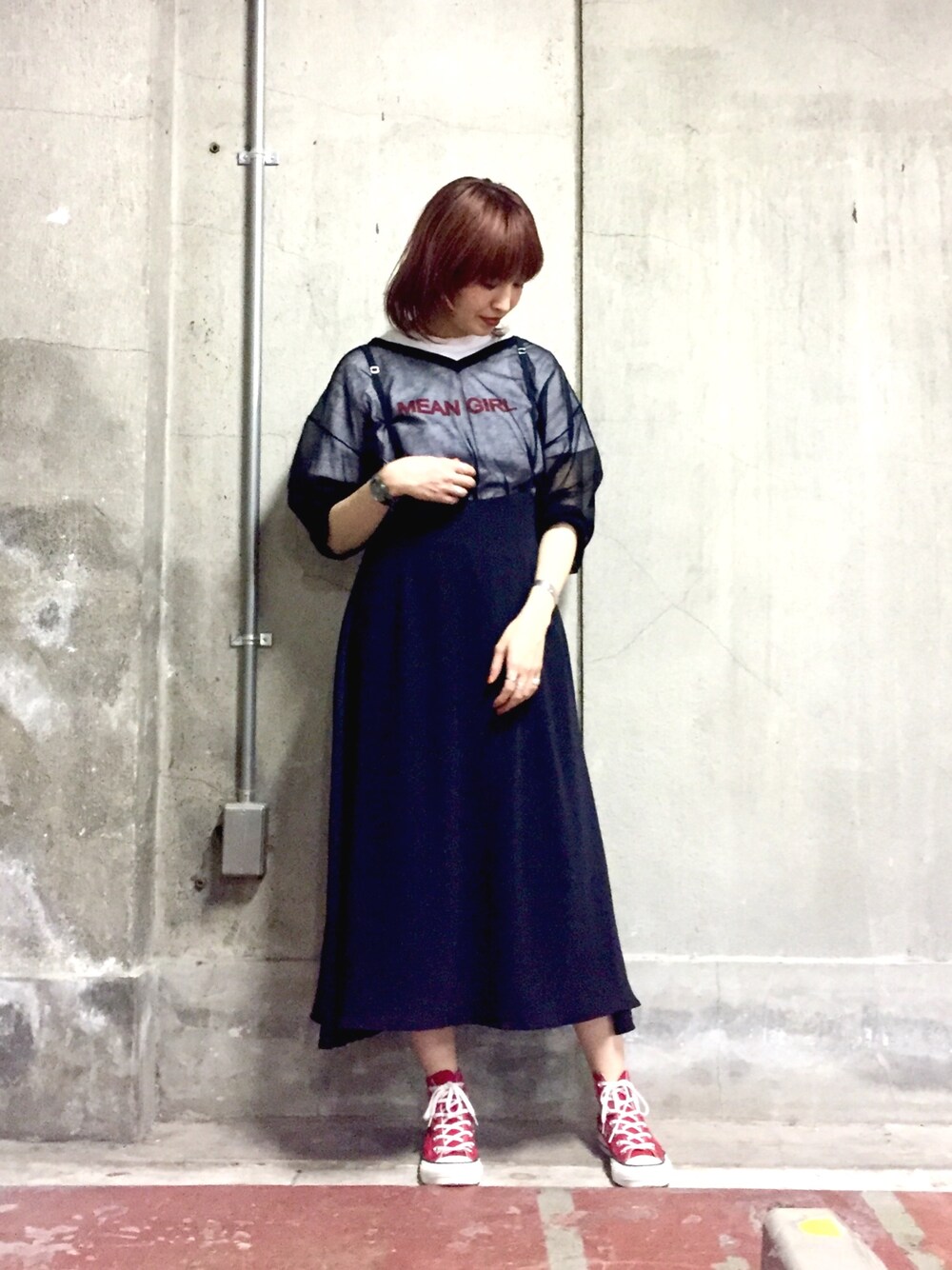 「シンプル、ootd、KBF、k3&co、シースルー、カーディガン、ロゴT、スカート、ワントーンコーデ、コンバース」｜「KBFの2WAYシースルーVネックカーディガン（カーディガン/ボレロ、ブラック系）」を使った、momoさん（レディース・162cm）の春コーディネートの1枚目の写真