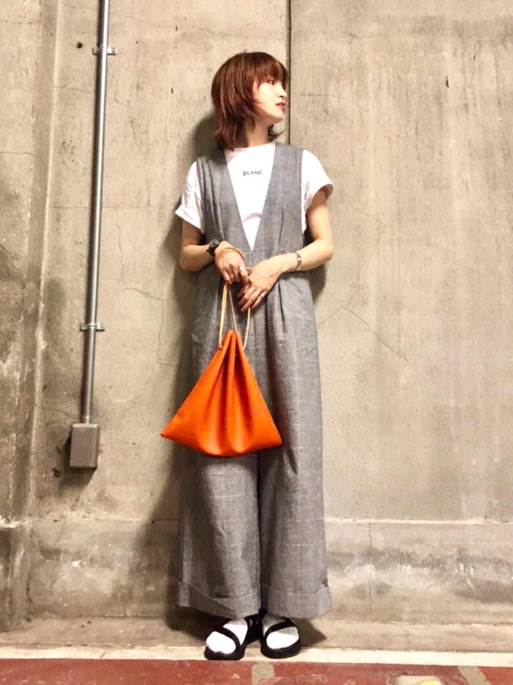 「シンプルコーデ、カジュアル、モード、KBF、chaco、サロペット、グレンチェック、ロゴT、オールインワン、スポーツサンダル」｜「KBFのスモールロゴTEE（Tシャツ/カットソー、ホワイト系）」を使った、momoさん（レディース・162cm）の春コーディネートの1枚目の写真