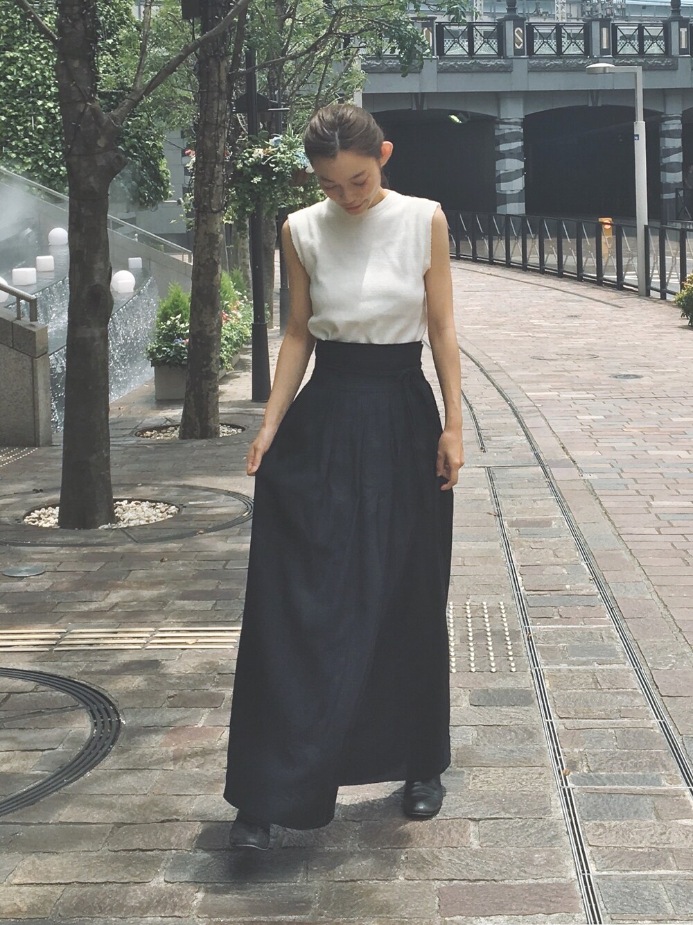 「シンプル、オトナカジュアル、リネン、BEAUTY&YOUTH UNITED ARROWS、サーマル、ノースリーブ、夏、summer、大人カジュアル、カジュアル」｜「VINTAGEのアイテム（タンクトップ、ホワイト系）」を使った、阿久津ゆりえさん（レディース・167cm）の夏コーディネートの1枚目の写真