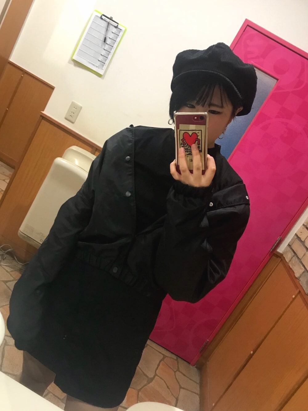 「黒コーデ、オールブラック、GU、ハンチング、Dr.Martens」｜「WEGOのWEGO/コーチジャケット（ブルゾン、ブラック系）」を使った、果さん（レディース・162cm）の秋コーディネートの1枚目の写真