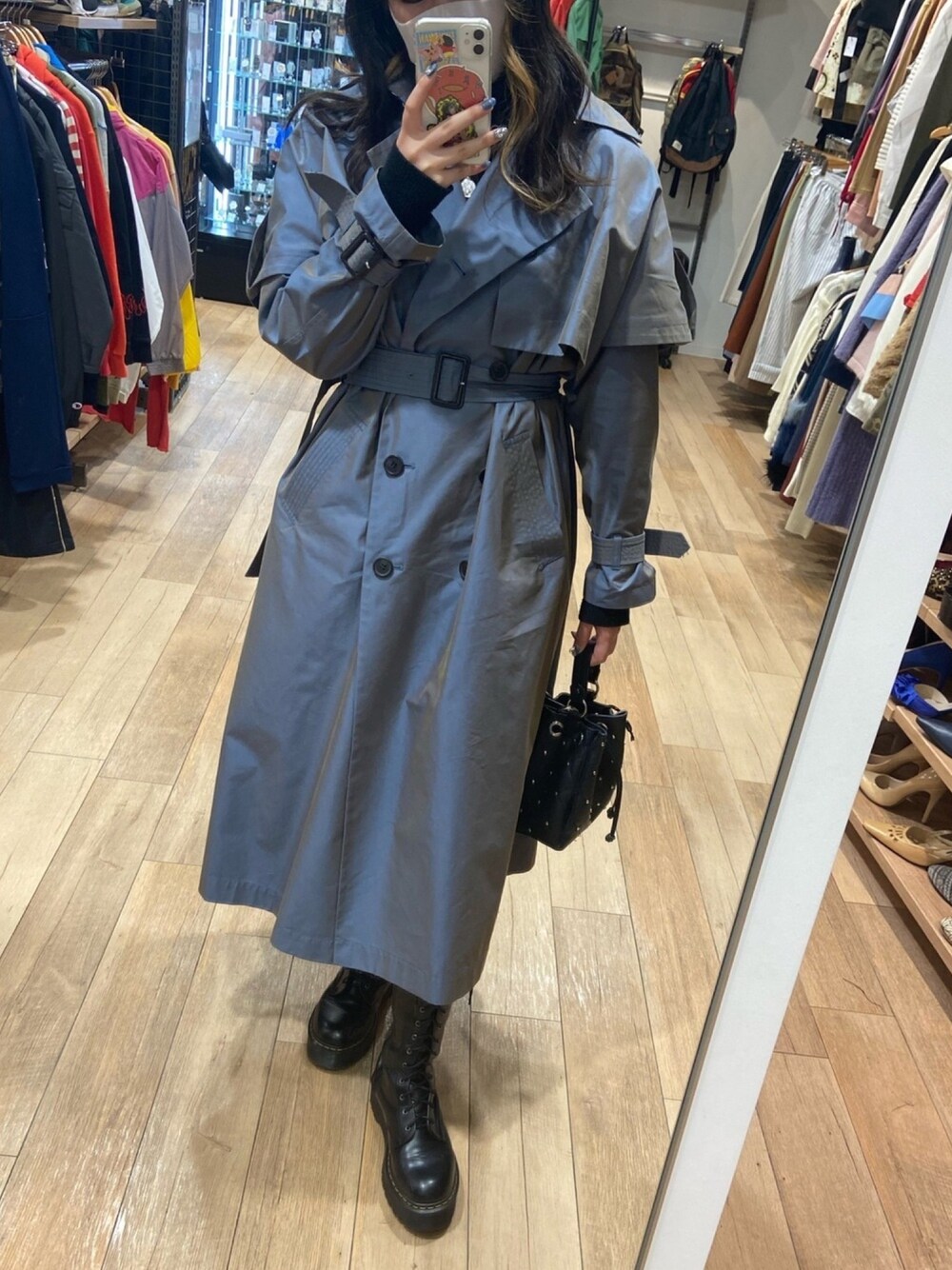 「トレンチコート、春コーデ、タートルネック、ロングブーツ」｜「JEANASISのシャンブレー2ウェイトレンチ（ジャケット/アウター、ブルー系）」を使った、果さん（レディース・162cm）の冬コーディネートの1枚目の写真