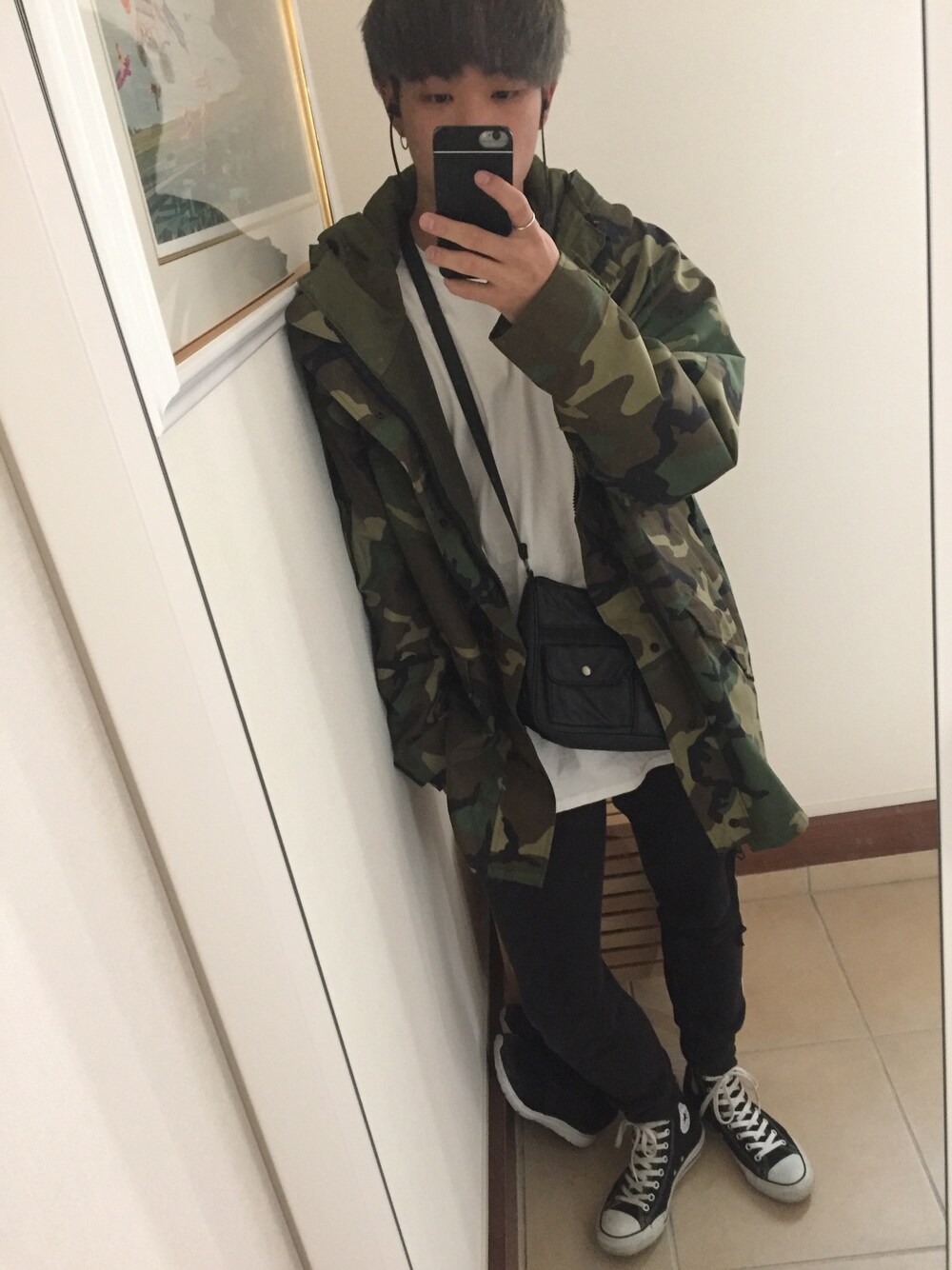 ブラック系のスニーカーを着用したメンズの秋コーディネートの1枚目の写真