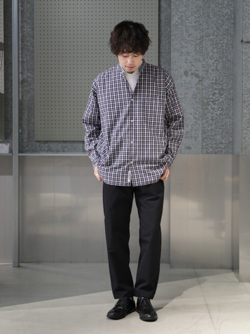 hiro.jpさんの「ドロップ バンドカラーブロードチェックシャツ（koe）」を使ったコーディネート