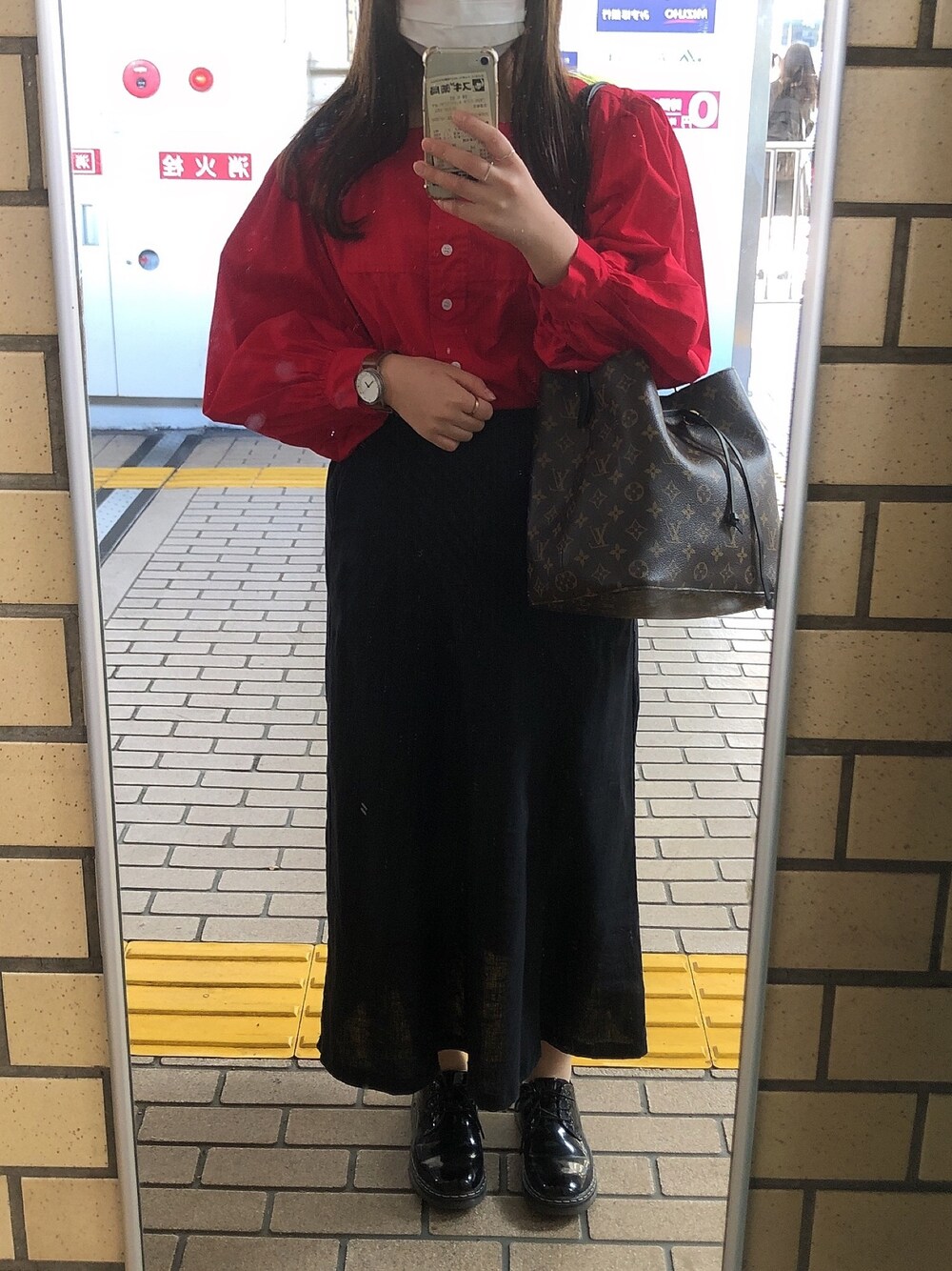 「大人カジュアル、ブラウス、赤ブラウス」｜「GUのアイテム（スカート、ブラック系）」を使った、🌝さん（レディース・161cm）の秋コーディネートの1枚目の写真