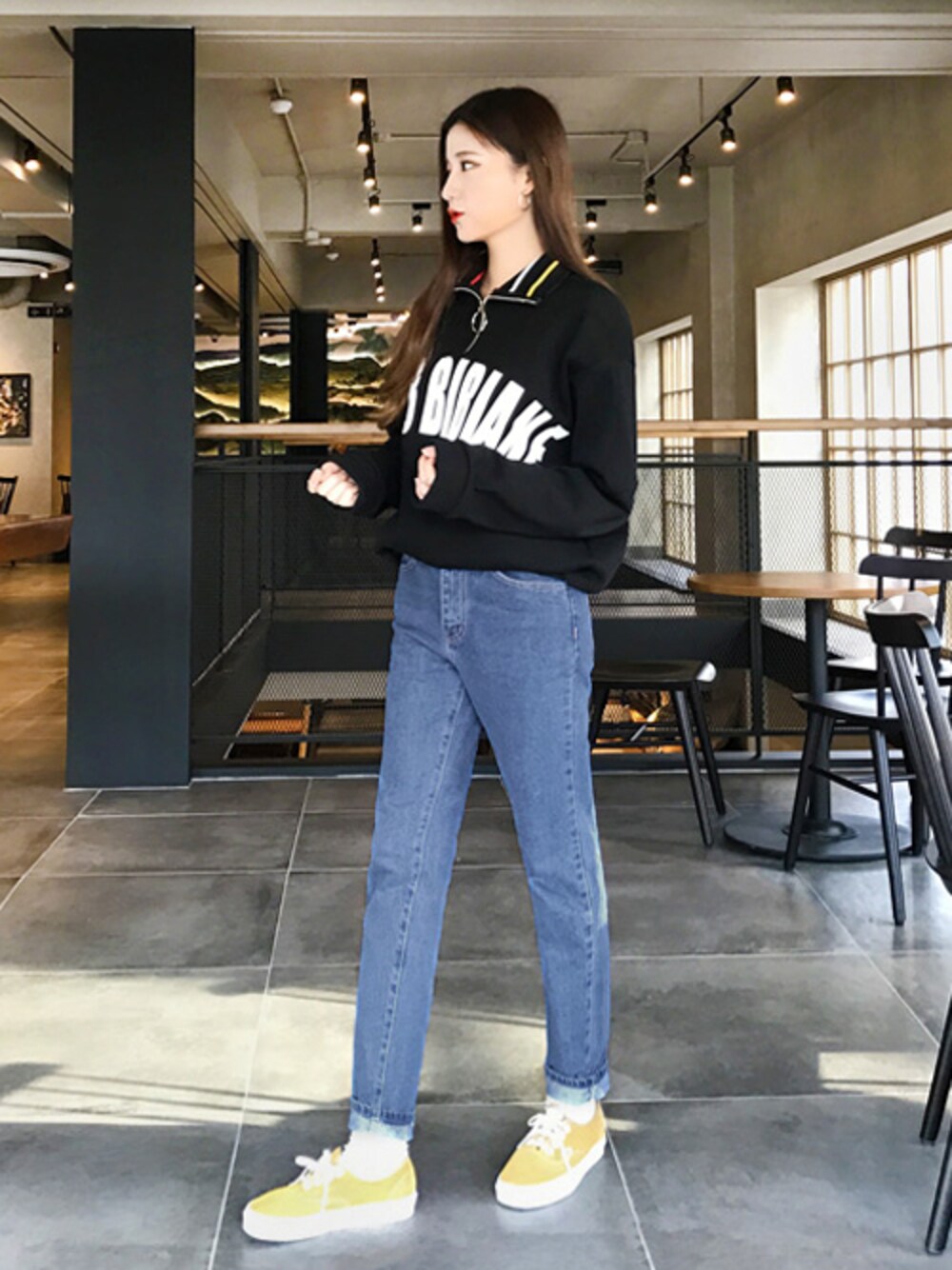 「 デニム、 トレーナー、 カジュアル、 韓国、韓国ファッション、 オルチャン、 オルチャンファッション、ラブラブミー、 LUVLUVME」｜「スクールアノラック （スウェット、ブラック系）」を使った、luvluvme.jpさん（レディース・164cm）の冬コーディネートの1枚目の写真