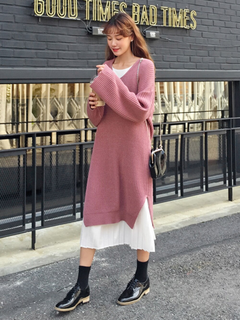 「ピンク、ニットワンピース、大人カジュアル、ガーリー、プチプラ、ootd、daily look、韓国ブランド、韓国ファッション、秋コーデ」｜「ビッグVニットOPS （ワンピース、ピンク系）」を使った、luvluvme.jpさん（レディース・166cm）の秋コーディネートの1枚目の写真