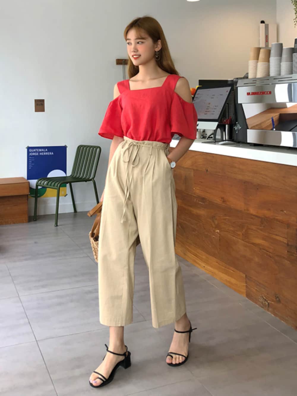 「ブラウス、シンプル、大人カジュアル、オフショル、きれいめカジュアル、パンツスタイル、ootd、daily look、韓国ブランド、韓国ファッション」｜「ダビフリルBL（シャツ/ブラウス、レッド系）」を使った、luvluvme.jpさん（レディース・165cm）の夏コーディネートの1枚目の写真