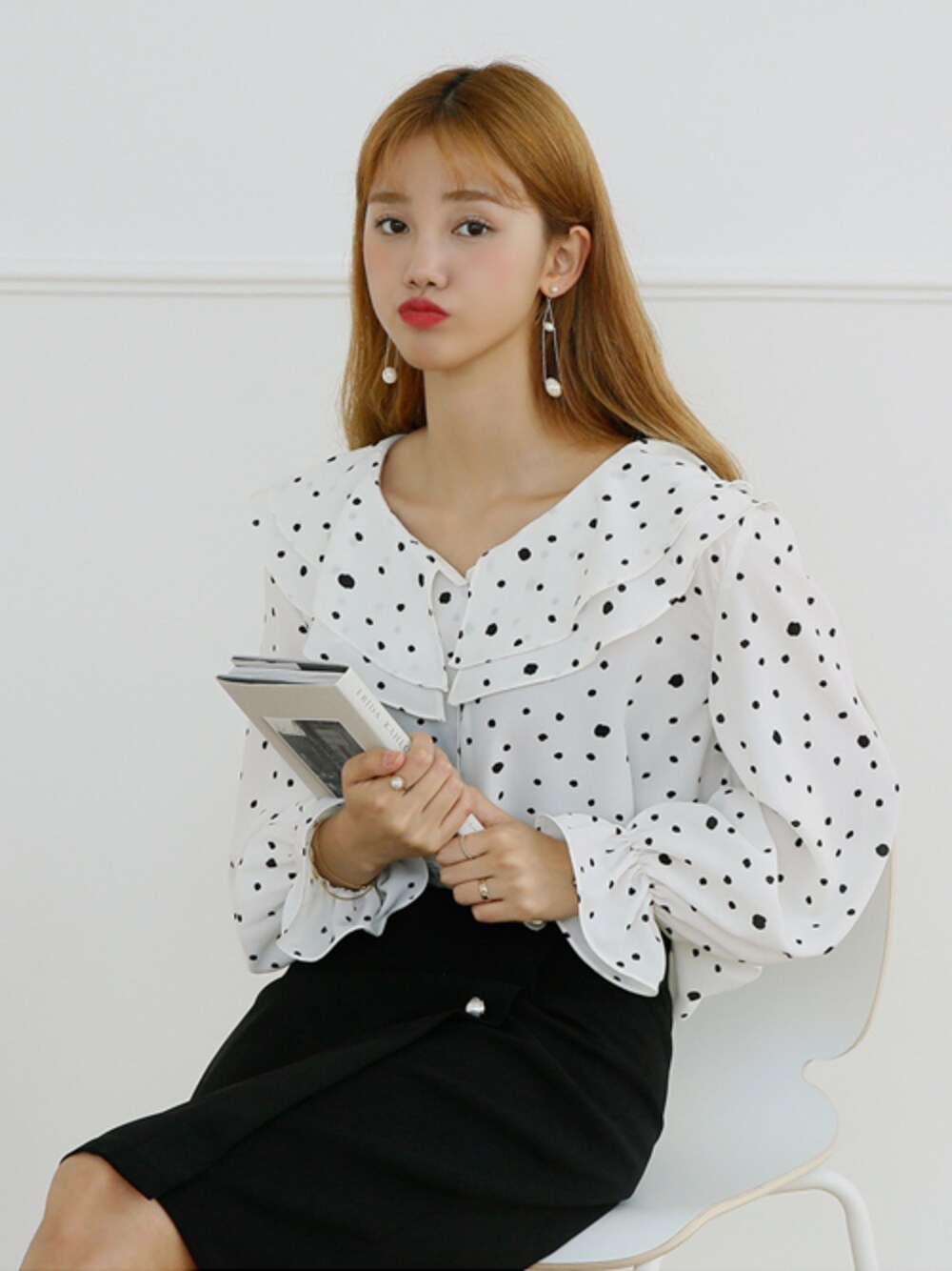 「ブラウス、ドット、フリル、大人カジュアル、きれいめカジュアル、ootd、daily look、シンプルコーデ、韓国ブランド、韓国ファッション」｜「ドキドキドットフリルBL（シャツ/ブラウス、ホワイト系）」を使った、luvluvme.jpさん（レディース・165cm）の夏コーディネートの1枚目の写真