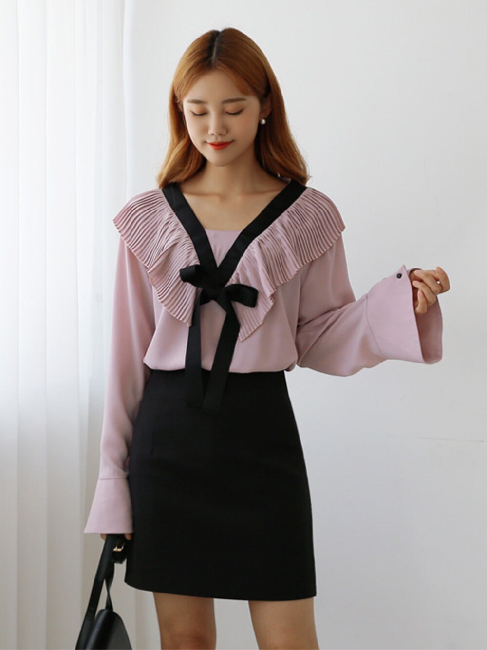 「ブラウス、秋のコーデ、フリル、大人カジュアル、デート、きれいめカジュアル、ootd、daily look、韓国ブランド、韓国ファッション」｜「ロマンティックプリーツBL（シャツ/ブラウス、ピンク系）」を使った、luvluvme.jpさん（レディース・165cm）の夏コーディネートの1枚目の写真