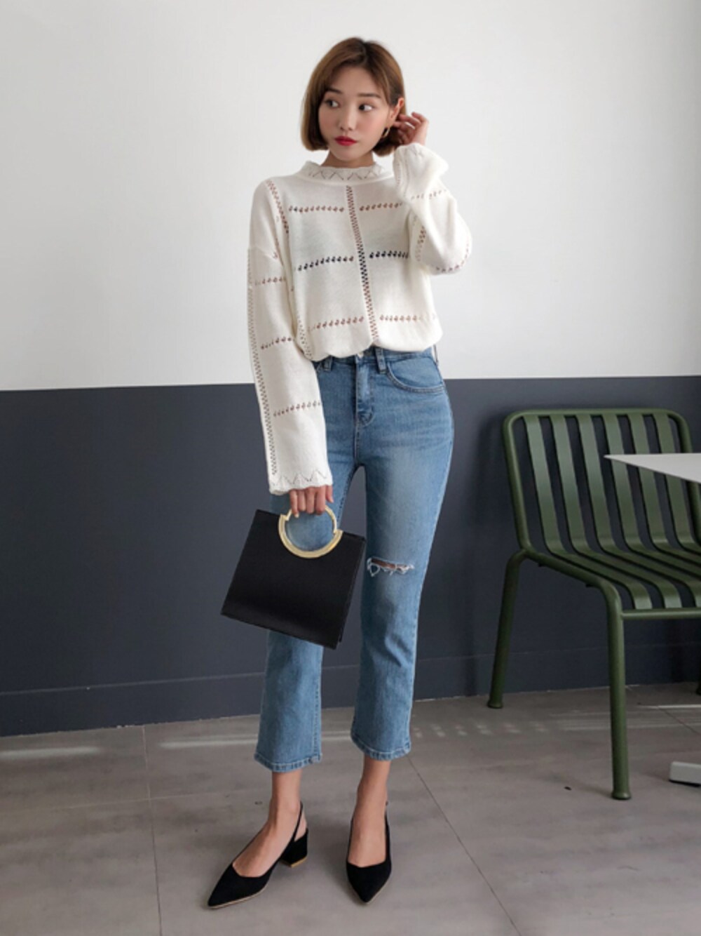 「ニット、デニム、シンプル、秋のコーデ、大人カジュアル、きれいめカジュアル、ootd、daily look、韓国ブランド、韓国ファッション」｜「キャシーラウンドNT （ニット/セーター、ホワイト系）」を使った、luvluvme.jpさん（レディース・166cm）の夏コーディネートの1枚目の写真