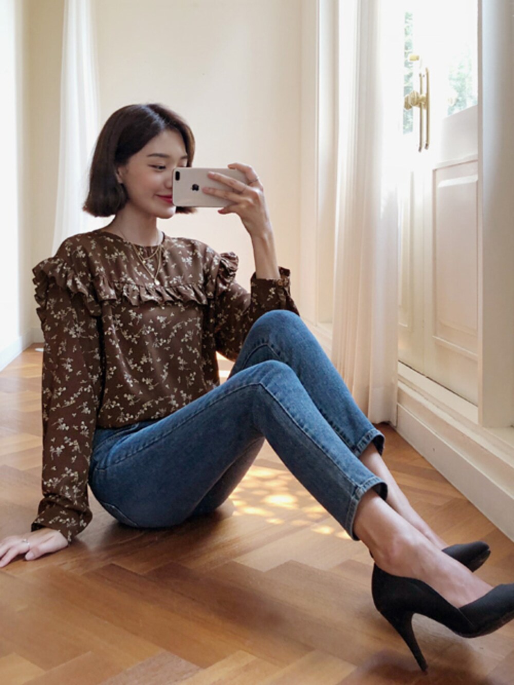 「デニム、ブラウス、花柄、フリル、大人カジュアル、きれいめカジュアル、ootd、daily look、韓国ブランド、韓国ファッション」｜「バームフリルBL （シャツ/ブラウス、ブラウン系）」を使った、luvluvme.jpさん（レディース・166cm）の夏コーディネートの1枚目の写真