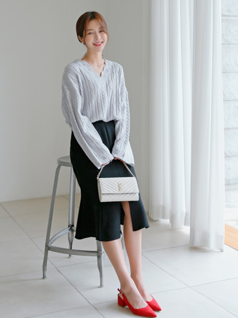 「ニット、スカート、グレー、レース、フリル、きれいめカジュアル、ootd、daily look、韓国ブランド、韓国ファッション」｜「ムーンレースNT （ニット/セーター、グレー系）」を使った、luvluvme.jpさん（レディース・164cm）の秋コーディネートの1枚目の写真