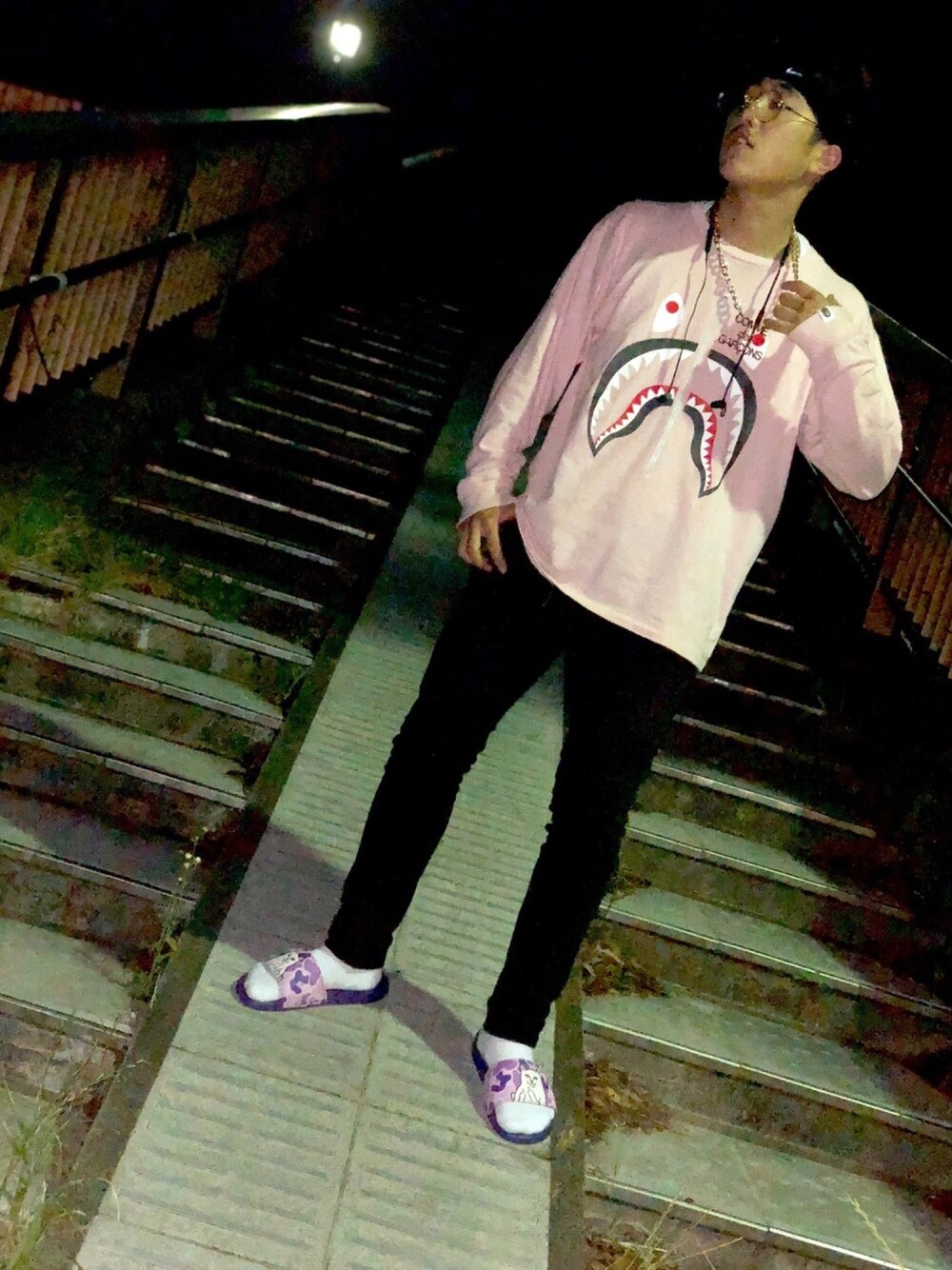 「insta映え、ステゴサウルス、暗め、写真のクオリティで攻めるタイプ、こういうの撮ってるとき人くると恥ずかしい、お腹すいてた、生粋のストリート、あ、派手、奇抜」｜「RIPNDIPのRIPNDIP/リッピンディップ/NERM SLIDES（サンダル、パープル系）」を使った、govi相互フォローするよさん（メンズ・166cm）の春コーディネートの1枚目の写真