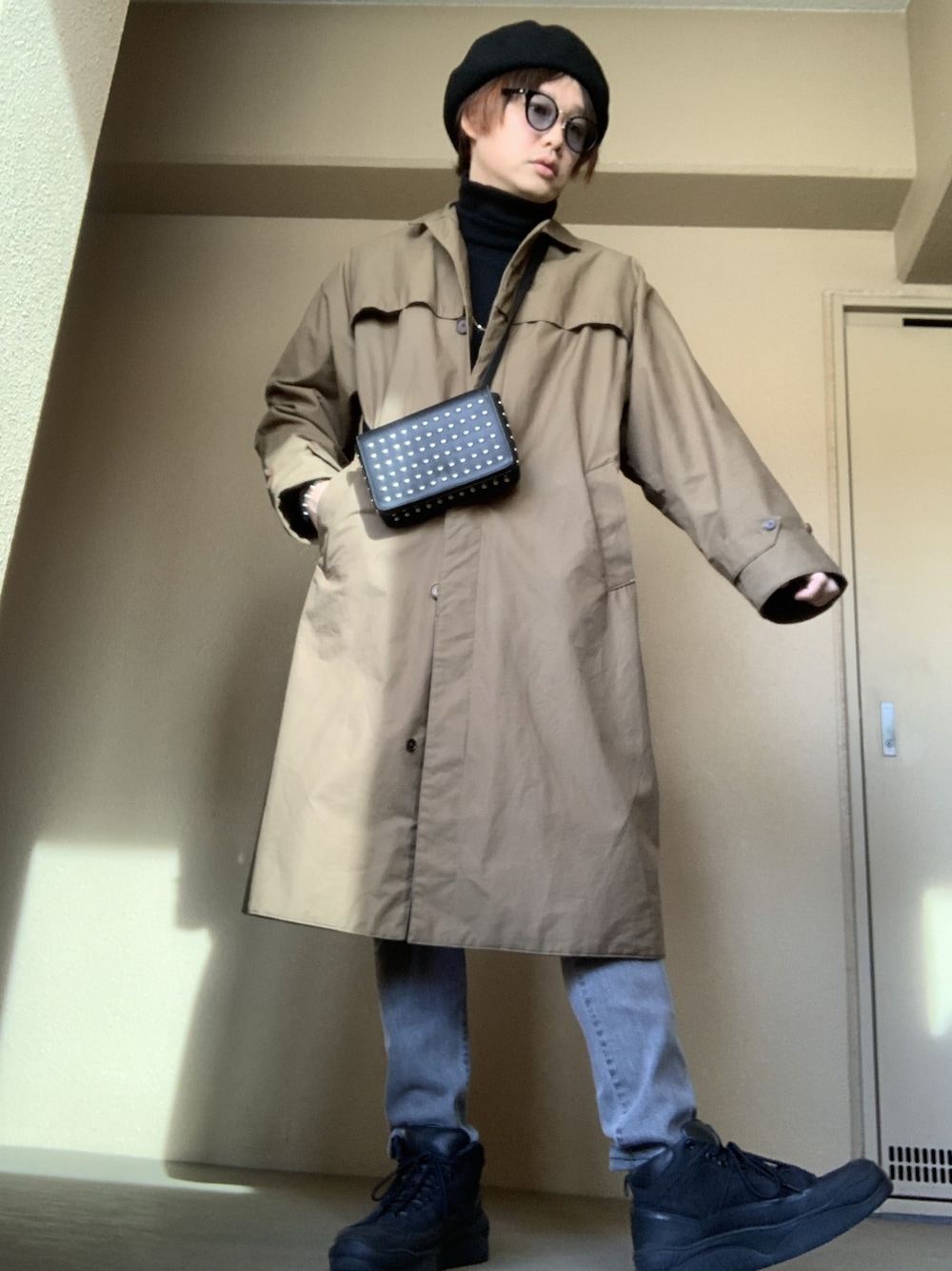 「冬、サンローランパリ、AURALEE、Saint Laurent、nonnative、COMME des GARCONS、コート、ショルダーバッグ」｜「AURALEEのアイテム（ステンカラーコート、ベージュ系）」を使った、moto miniさん（メンズ・171cm）の冬コーディネートの1枚目の写真
