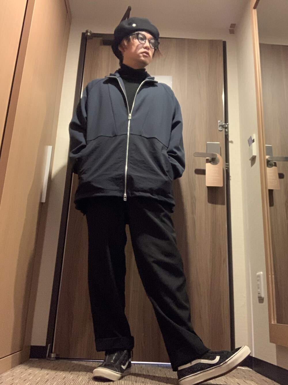 「アンルート、アローズ、COMME des GARCONS、ノンネイティブ、VANS」｜「COMME des GARCONSのアイテム（その他パンツ、ブラック系）」を使った、moto miniさん（メンズ・171cm）の冬コーディネートの1枚目の写真